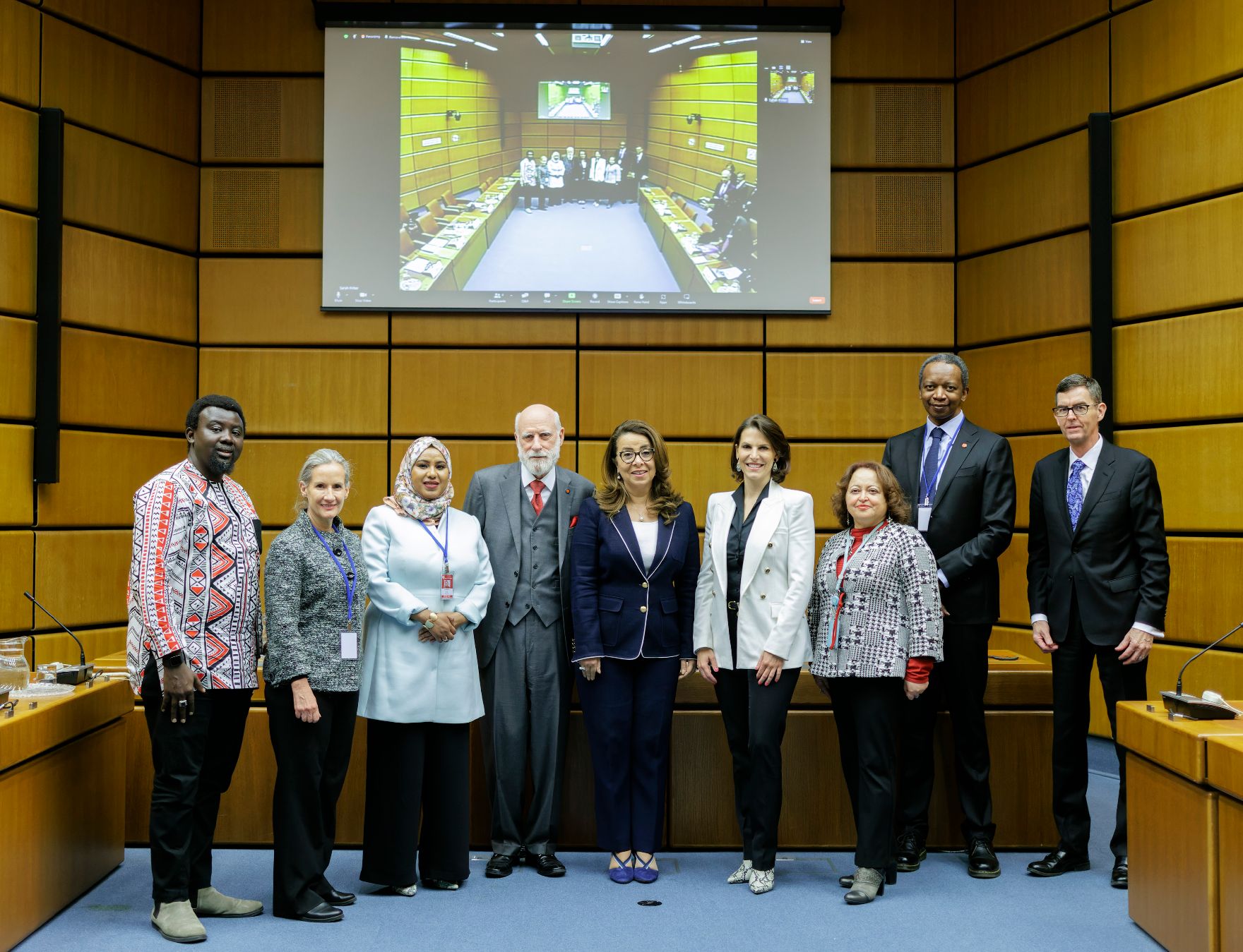 Am 7. März 2023 besuchte Bundesministerin Karoline Edtstadler (4.v.l.) mit dem IGF (Internet Governance Forum) die UNO-City Wien. Im Bild mit dem Vorsitzenden des IGF, Vinton Cerf (4.v.r.).