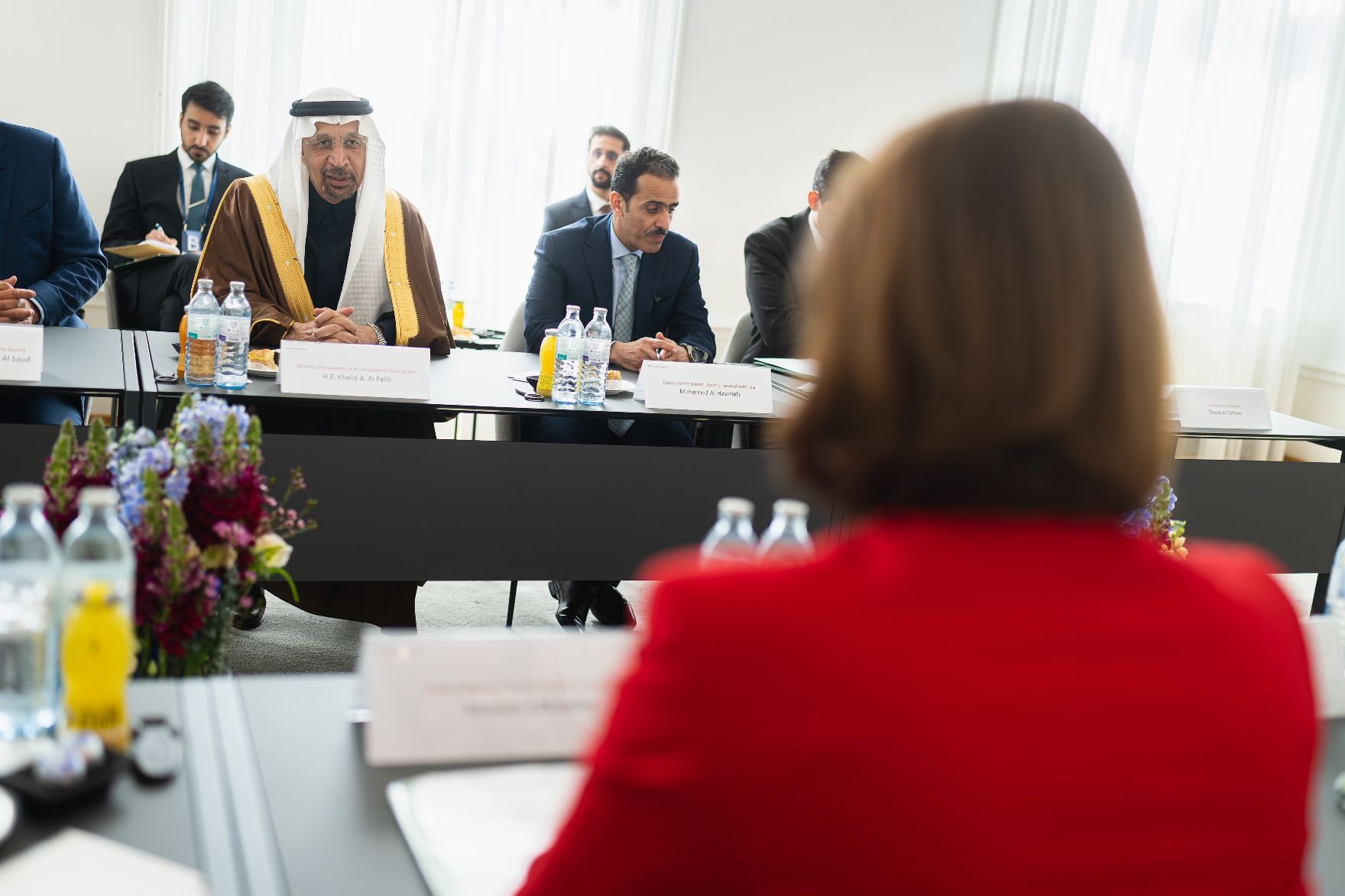 Am 10. März 2023 empfing Bundesministerin Karoline Edtstadler (r.) Kahlid al Falih (l.), Minister für Investitionen des Königreichs Saudi-Arabien, zu einem Arbeitsgespräch.