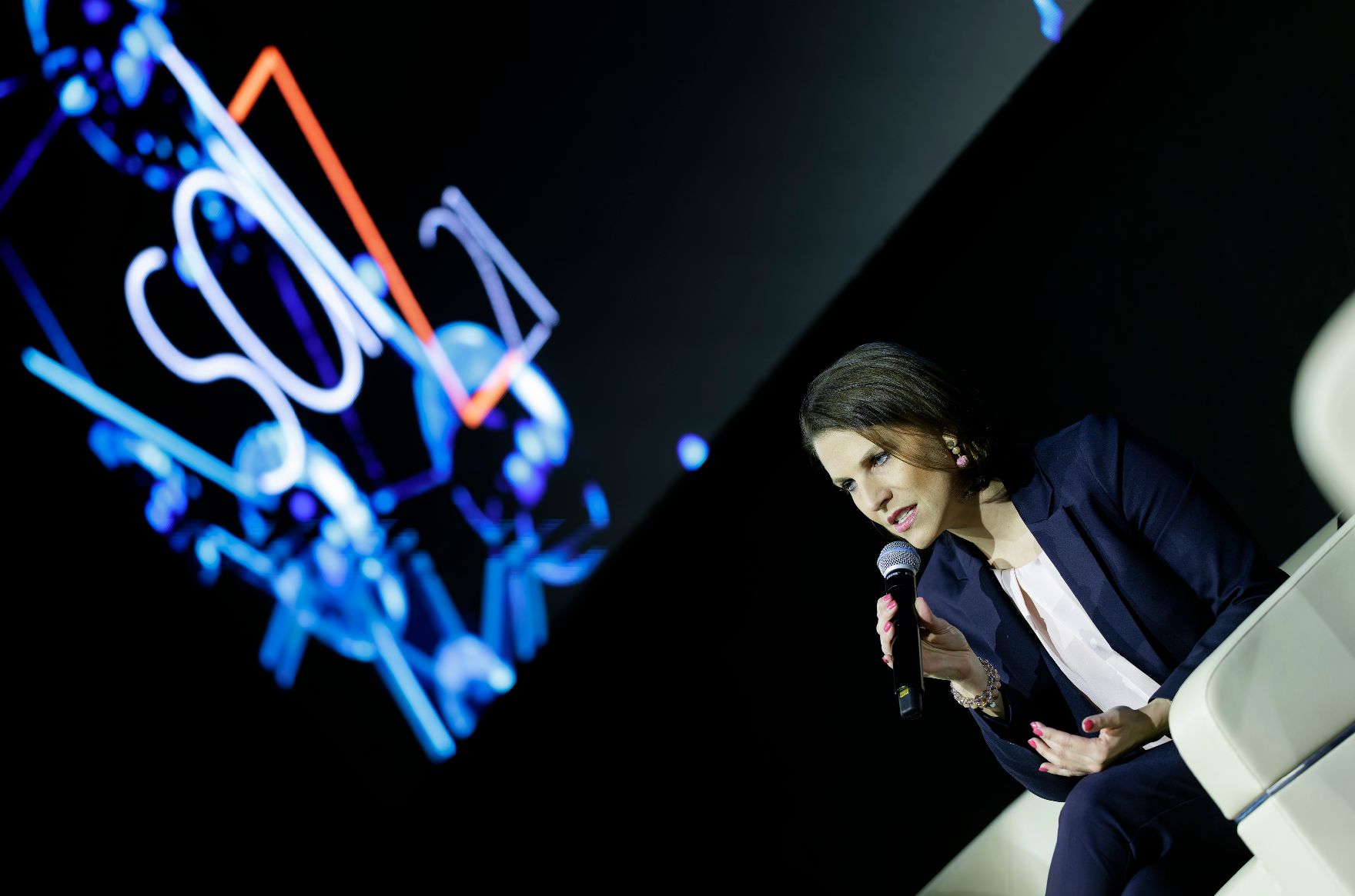 Am 16. März 2023 besuchte Bundesministerin Karoline Edtstadler im Rahmen ihres Bundesländertags in Salzburg die Messe Salz21. Im Bild bei der Keynote & Diskussion „Internet Governance“.