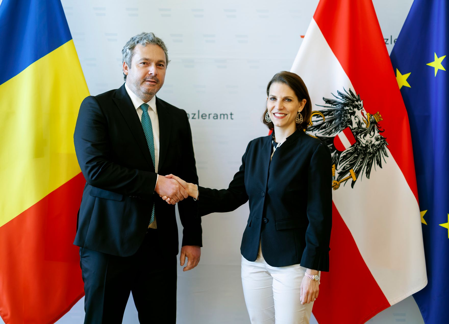 Am 25. April 2023 empfing Bundesministerin Karoline Edtstadler (r.) den ehemaligen rumänischen Energieminister Razvan Nicolescu (l.) zu einem Gespräch.
