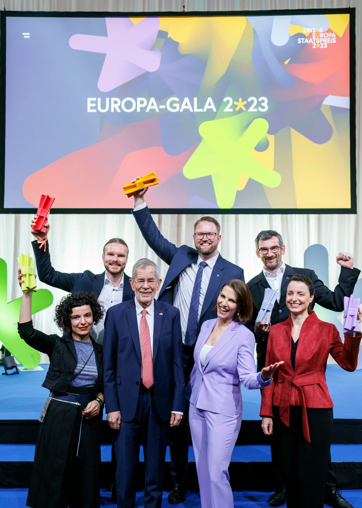Am 9. Mai 2023 überreichte Bundesministerin Karoline Edtstadler (m.r.) den Europa-Staatspreis 2023 in 5 Kategorien. Im Bild mit Bundespräsidenten Alexander Van der Bellen (m.l.).