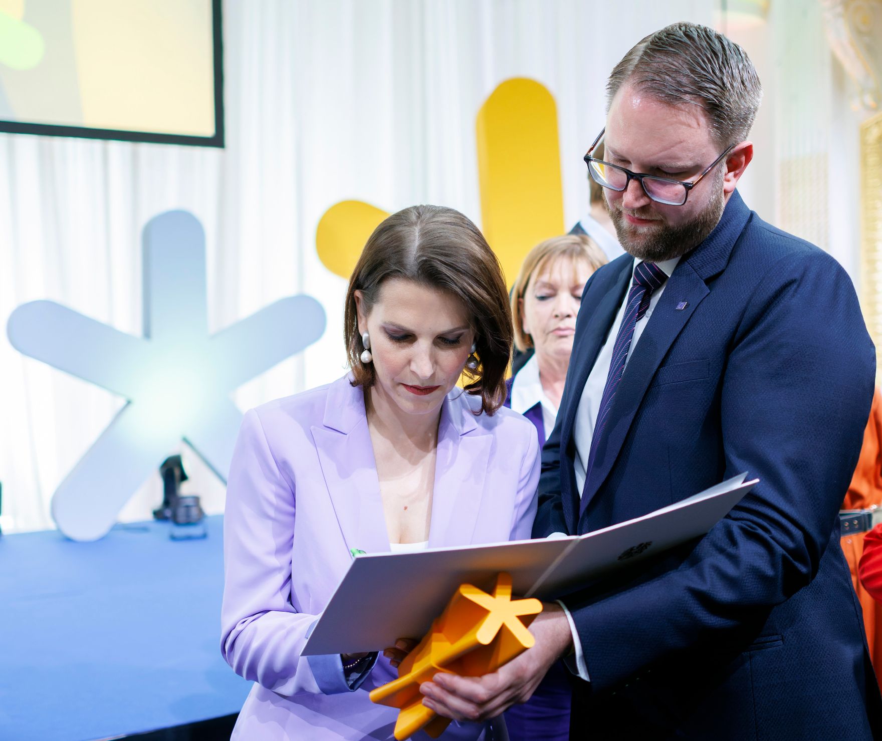 Am 9. Mai 2023 überreichte Bundesministerin Karoline Edtstadler (l.) den Europa-Staatspreis 2023 in 5 Kategorien.