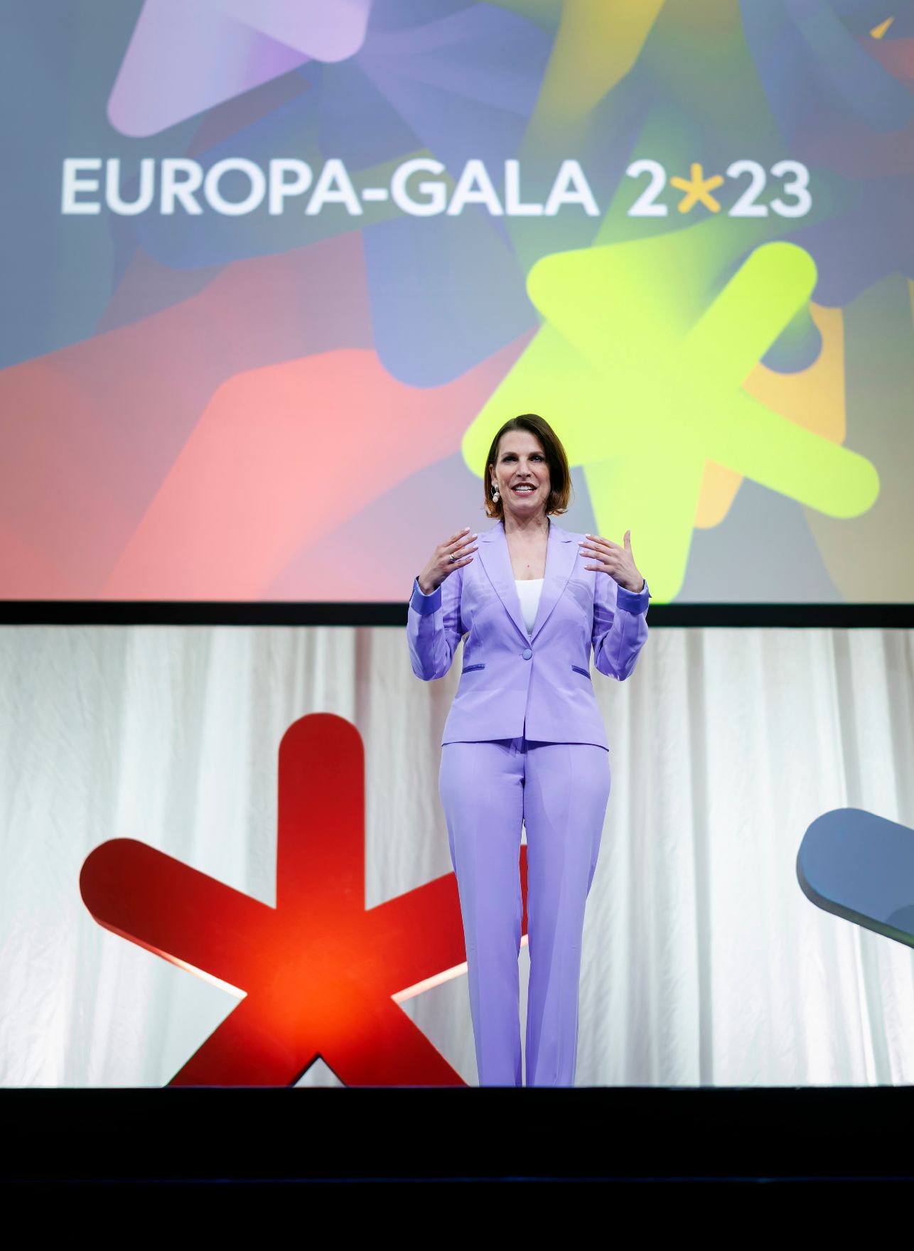 Am 9. Mai 2023 überreichte Bundesministerin Karoline Edtstadler (im Bild) den Europa-Staatspreis 2023 in 5 Kategorien.