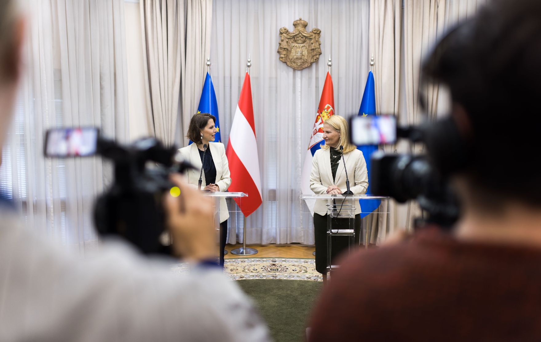 Am 15. Mai 2023 reiste Bundesministerin Karoline Edtstadler (l.) zu einem Arbeitsbesuch nach Belgrad.