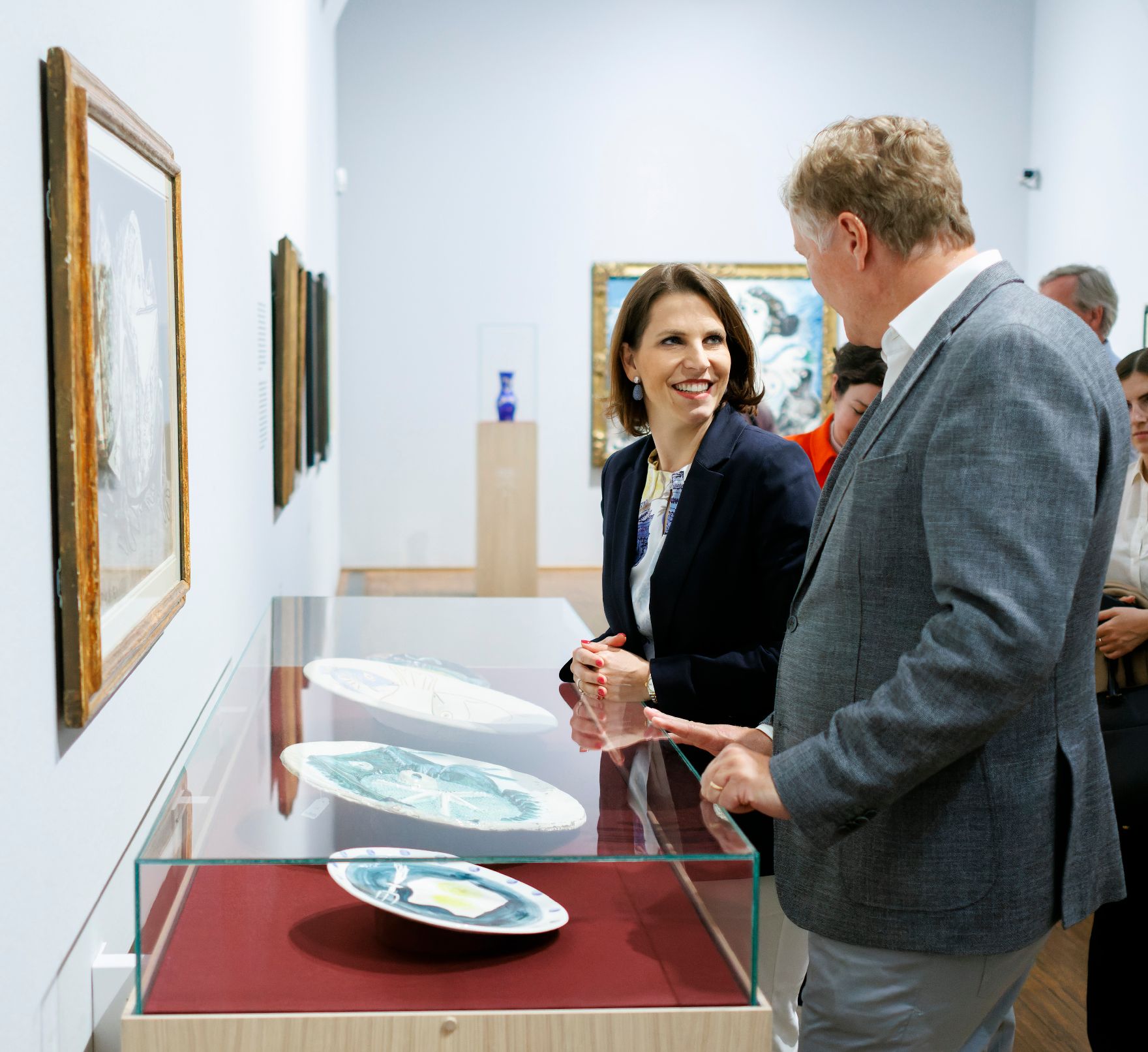 Am 23. Mai 2023 besuchte Bundesministerin Karoline Edtstadler (l.) die aktuelle Picasso-Austellung in der Albertina.