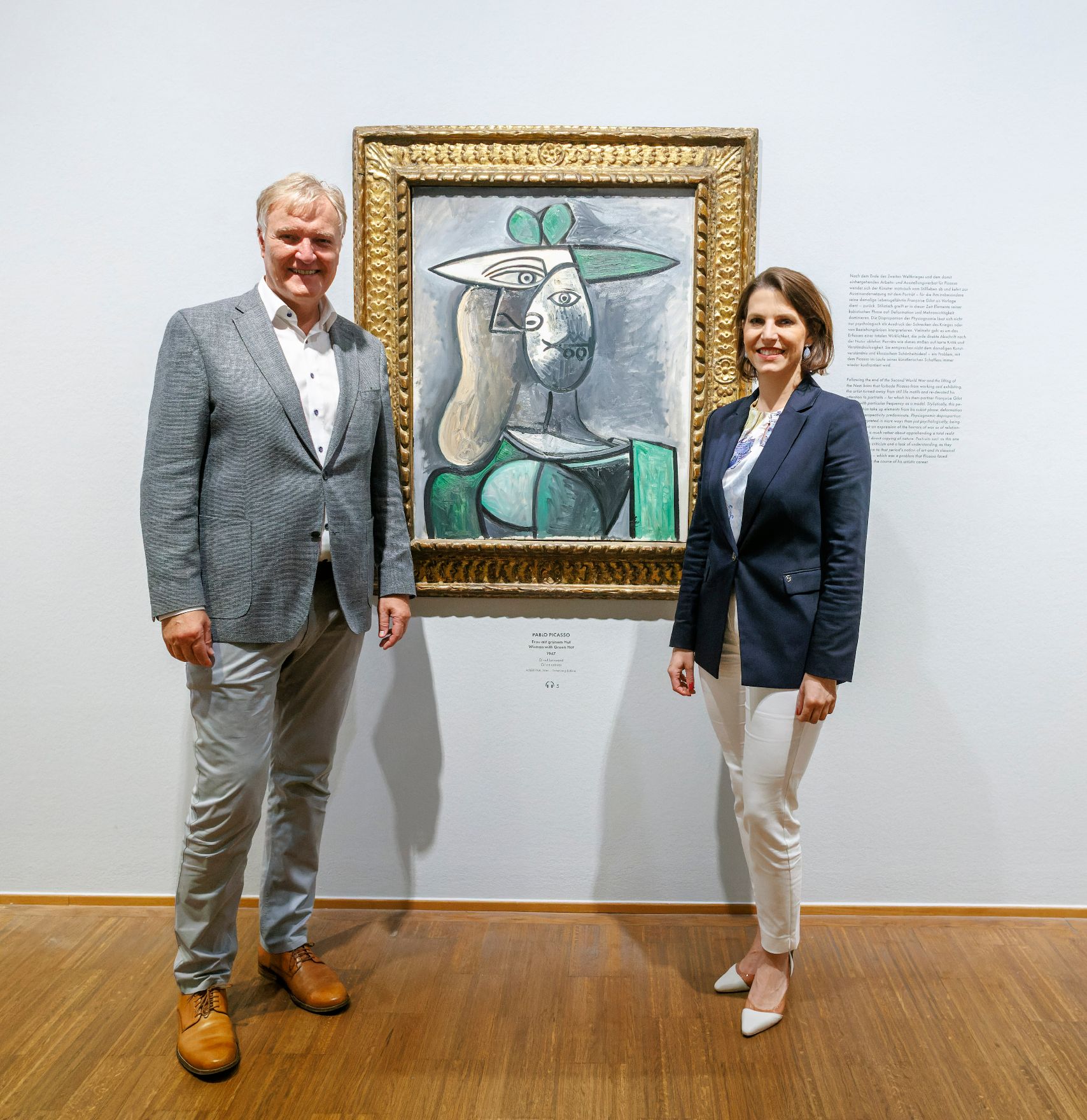 Am 23. Mai 2023 besuchte Bundesministerin Karoline Edtstadler (r.) die aktuelle Picasso-Austellung in der Albertina.