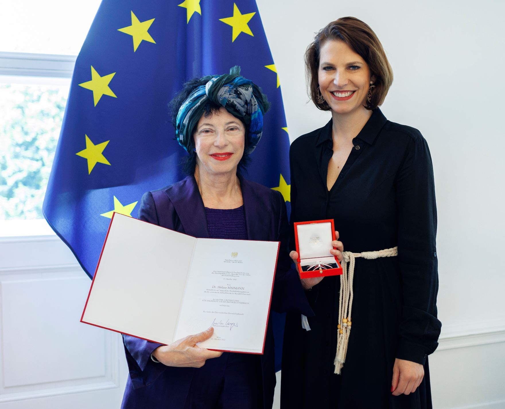 Am 3. Juli 2023 überreichte Bundesministerin Karoline Edtstadler (r.) Ehrenzeichen an Mitarbeiterinnen und Mitarbeiter des Zukunftsfonds der Republik Österreich. Im Bild mit Helene Maimann (l.).