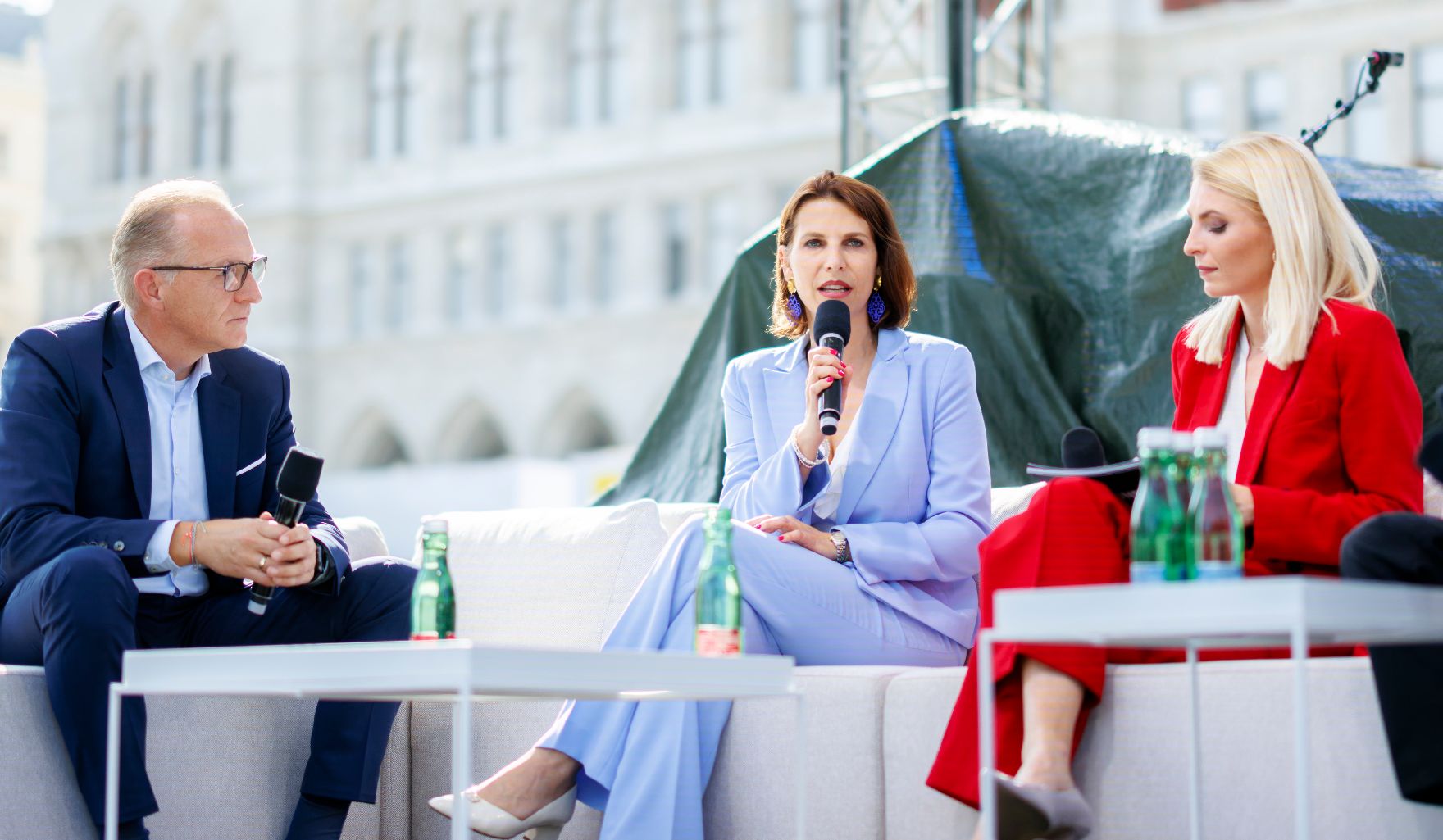 Am 13. September 2023 nahm Bundesministerin Karoline Edtstadler (m.) an der Paneldiskussion bei den Wiener Elektro Tagen 2023 teil.