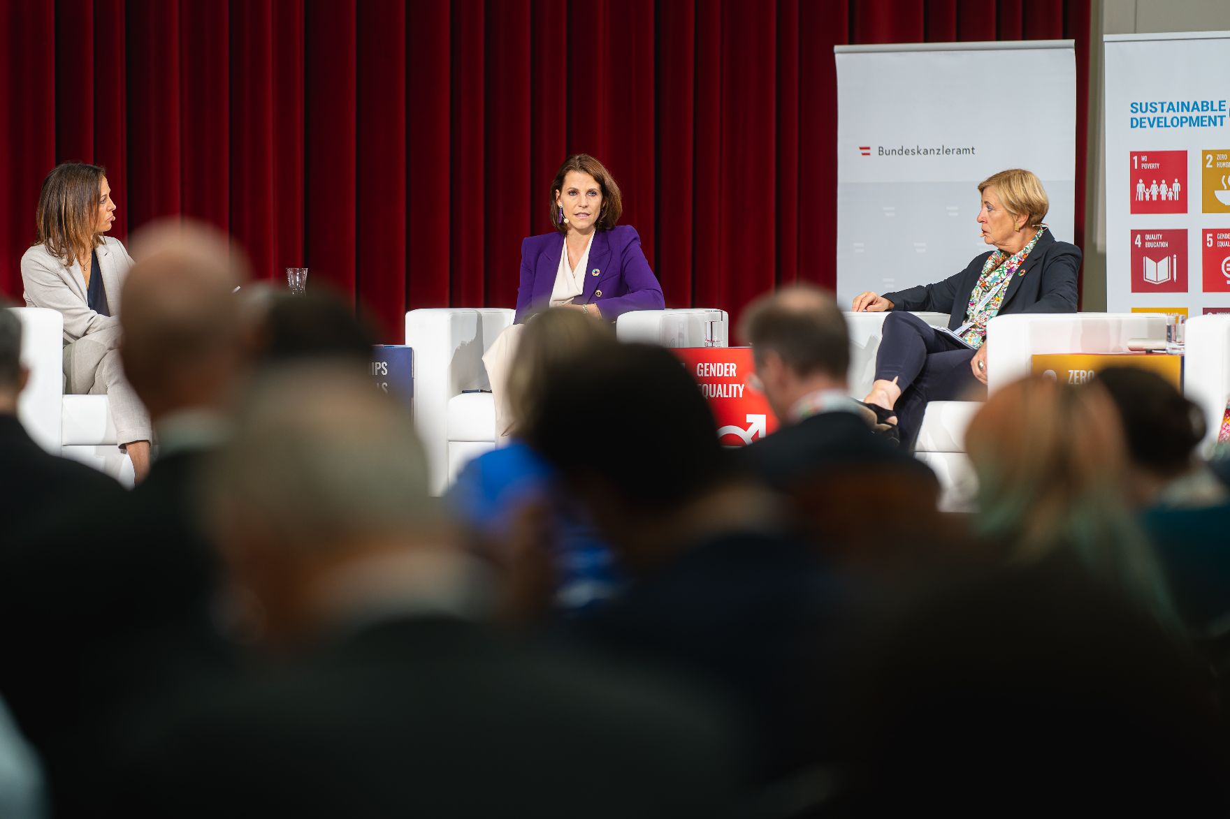 Am 12. Oktober 2023 nahm Bundesministerin Karoline Edtstadler (m.) am SDG Dialogforum 3.0 teil.