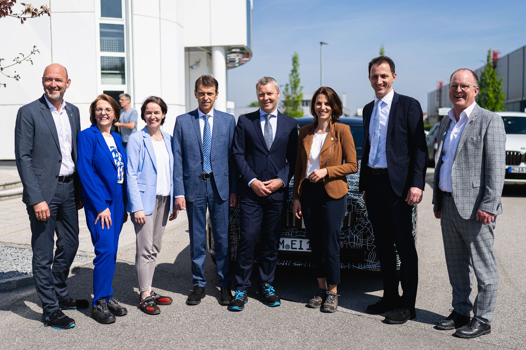 Am 12. April 2024 unternahm Bundesministerin Karoline Edtstadler (3.v.r.) im Rahmen ihres Bundesländertages einen Betriebsbesuch bei der „BMW Group Werk Steyr“.