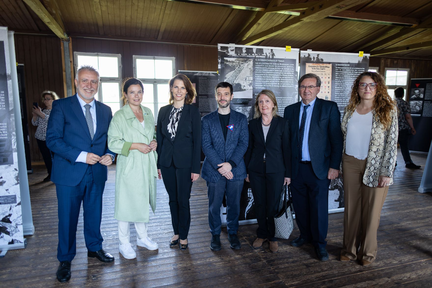 Am 5. Mai 2024 nahm Bundesministerin Karoline Edtstadler (3.v.l.) am Festakt zum Gedenken an die Befreiung des KZ-Gusen und KZ-Mauthausen teil.