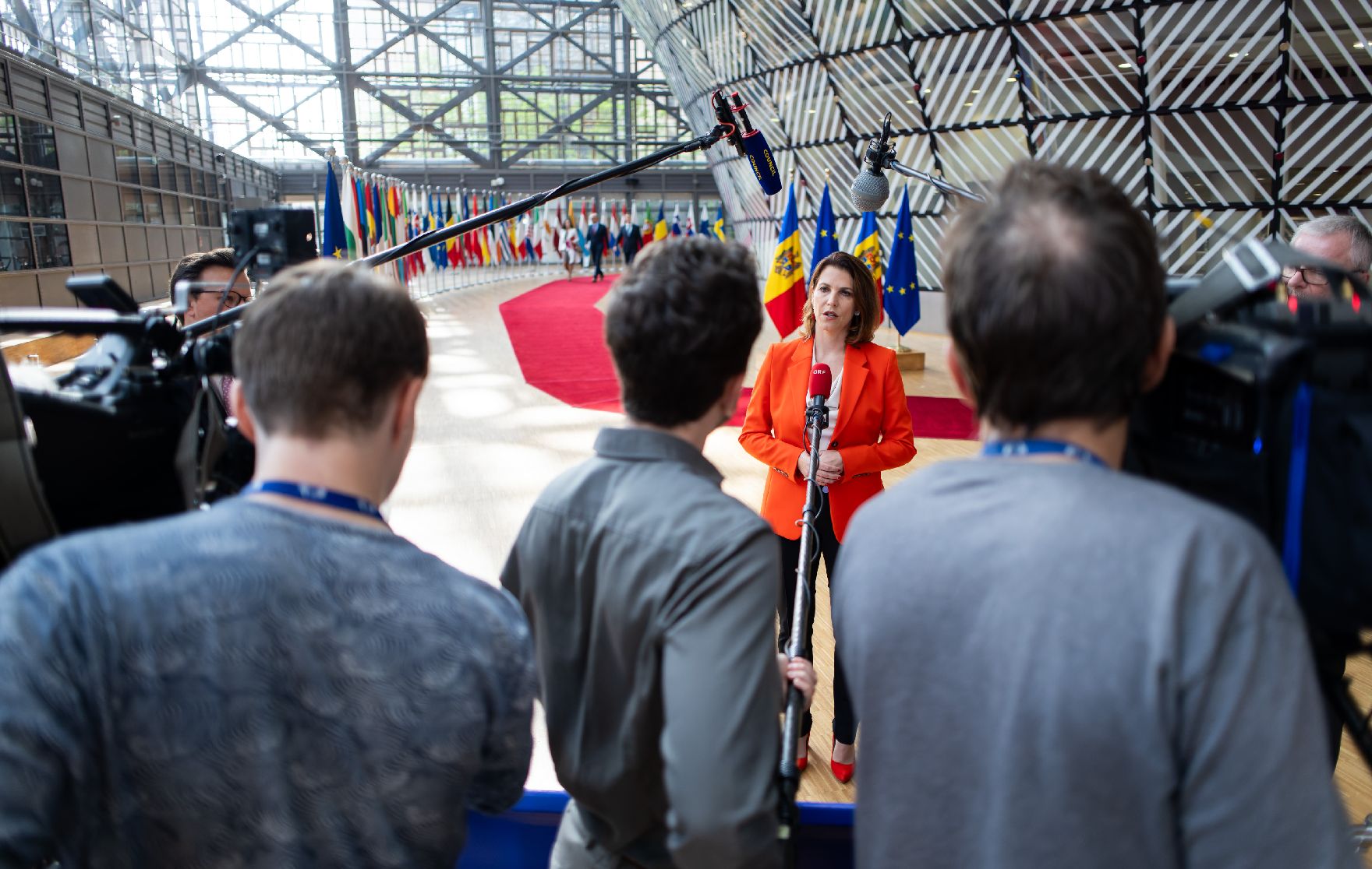 Am 21. Mai 2024 reiste Bundesministerin Karoline Edtstadler (m.r.) nach Brüssel und nahm am Rat für „Allgemeine Angelegenheiten“ der Europäischen Union in Brüssel teil. Im Bild beim Doorstep.