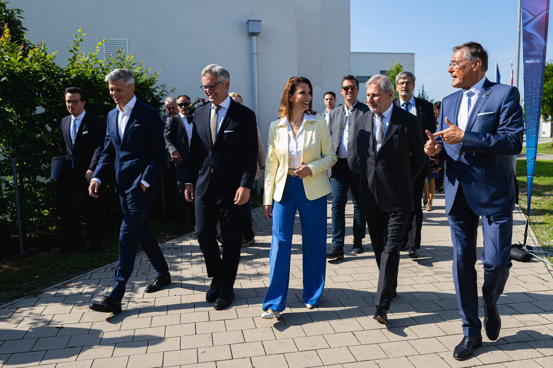 Am 27. Mai 2024 Bundesministerin Karoline Edtstadler besucht das Projekt des Breitbandausbaus Strasshof der auf Basis des EU-Aufbauplans vorangetrieben wird.