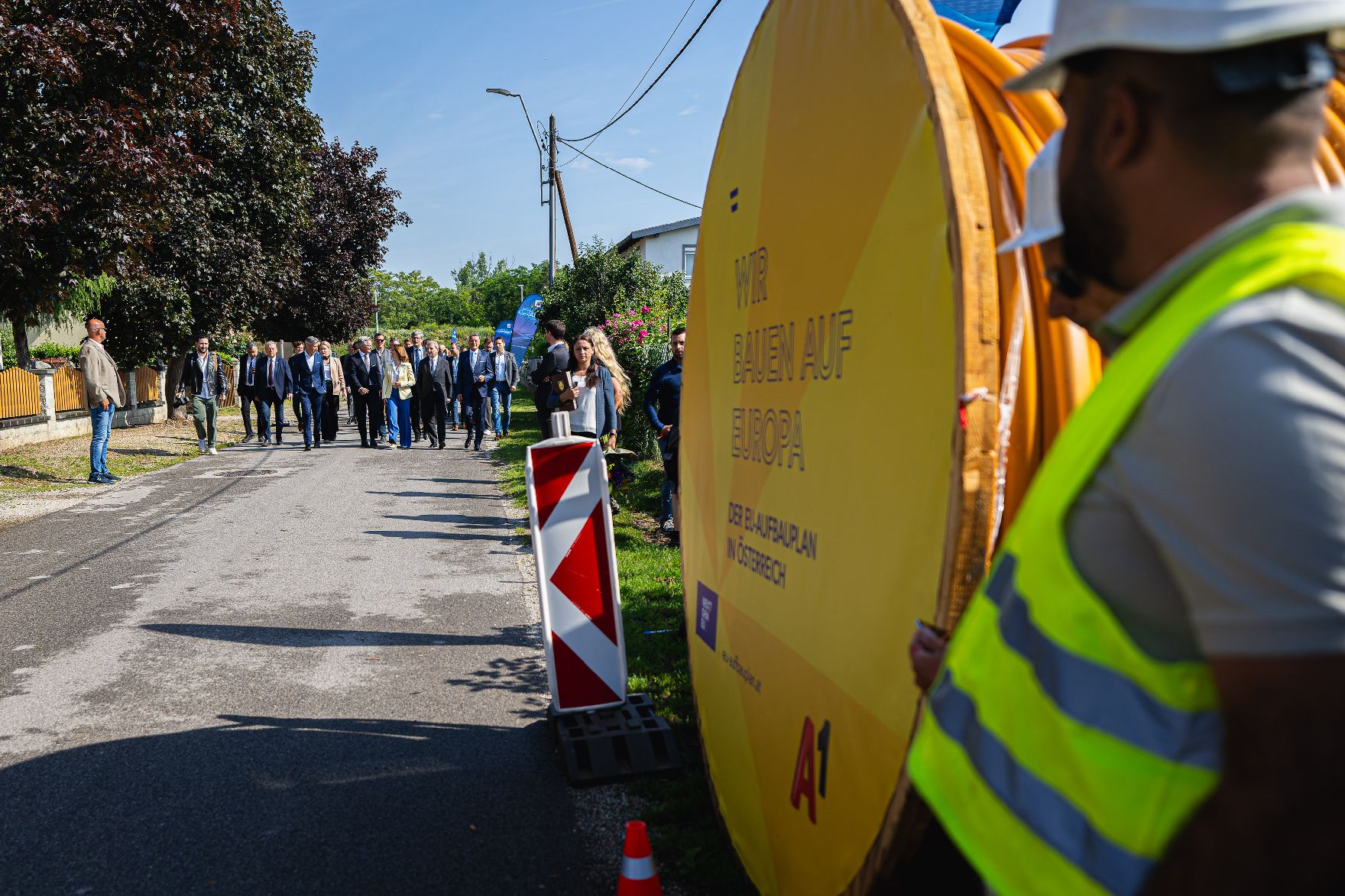 Am 27. Mai 2024 Bundesministerin Karoline Edtstadler besucht das Projekt des Breitbandausbaus Strasshof der auf Basis des EU-Aufbauplans vorangetrieben wird.