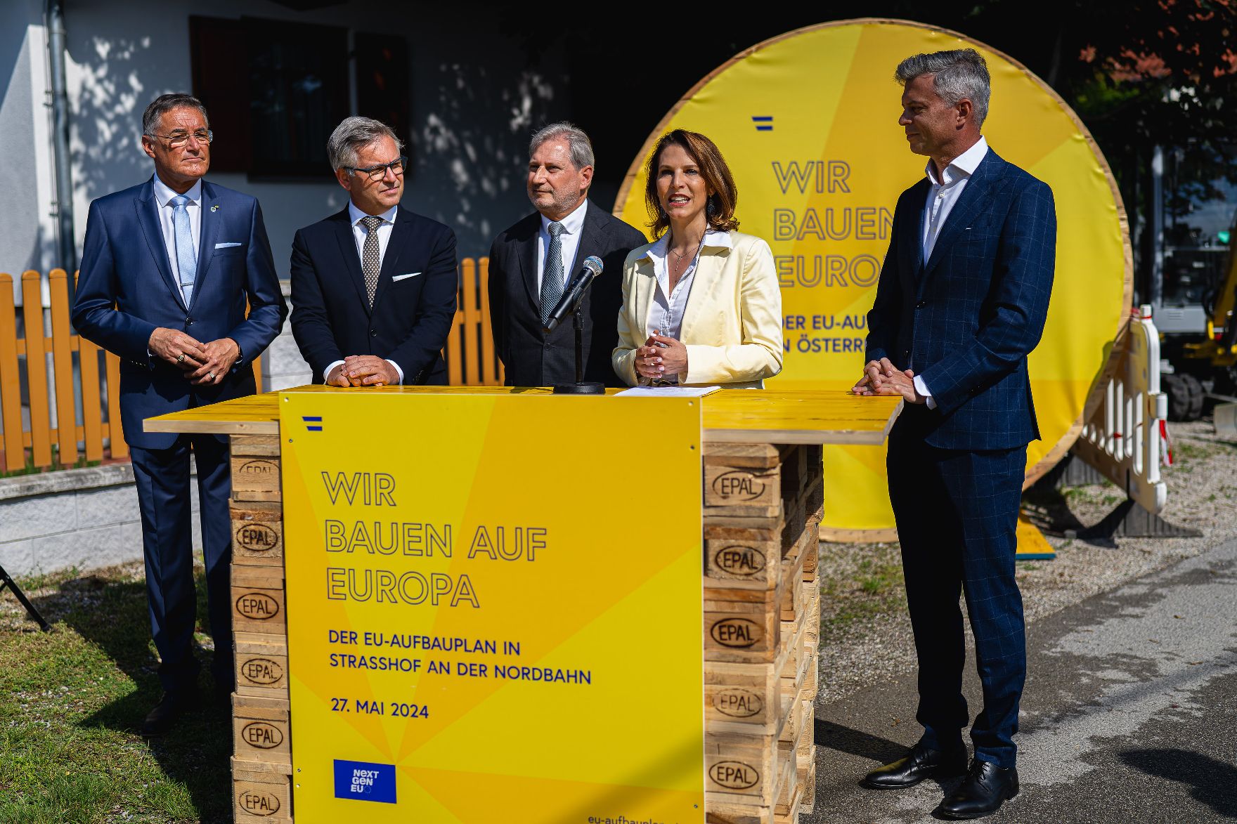 Am 27. Mai 2024 Bundesministerin Karoline Edtstadler besucht das Projekt des Breitbandausbaus Strasshof der auf Basis des EU-Aufbauplans vorangetrieben wird.