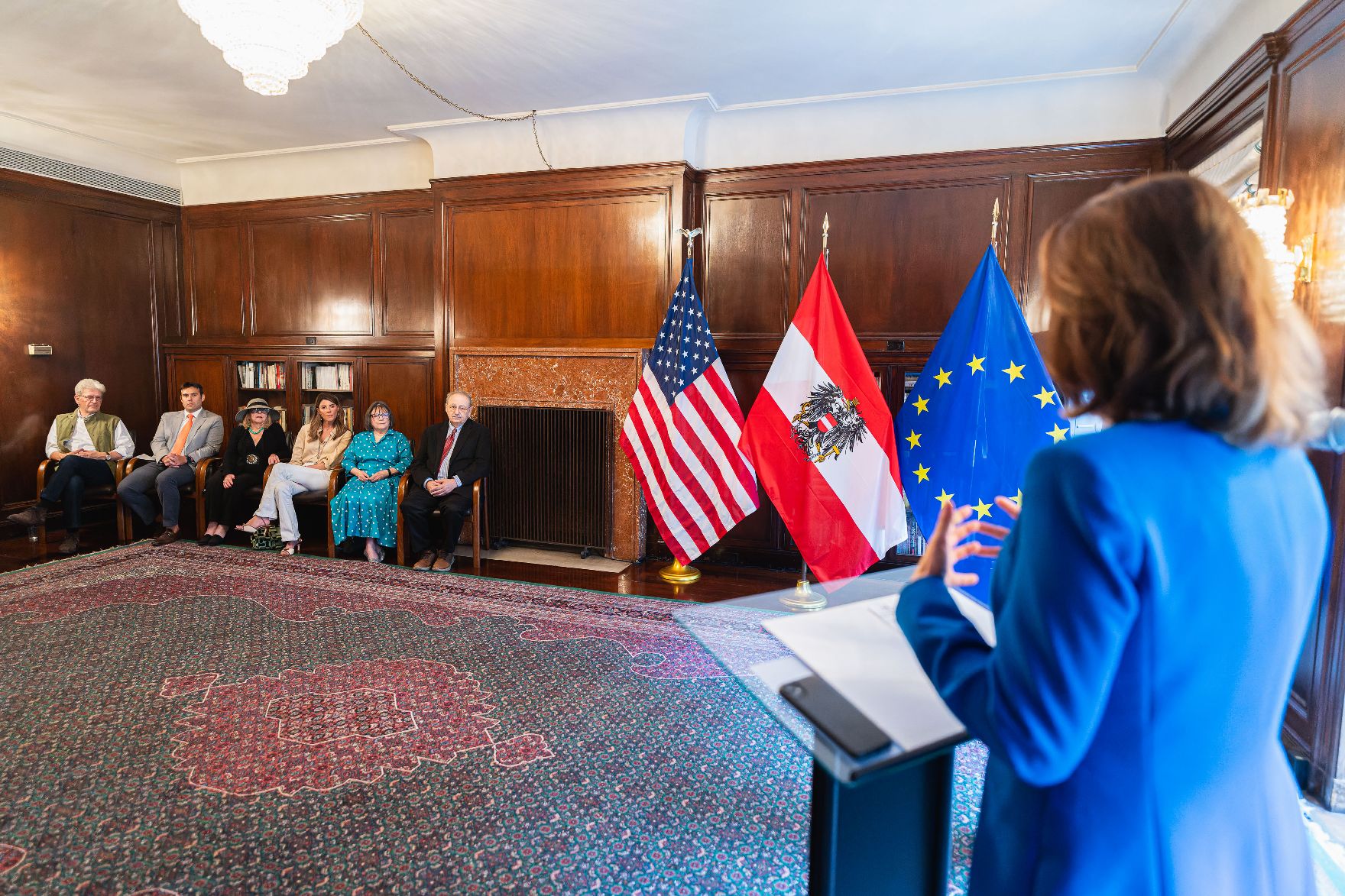 Am 16. Juli 2024 reiste Bundesministerin Karoline Edtstadler (r.) zu einem mehrtägigen Arbeitsbesuch nach New York. Im Bild bei der Übergabe von Staatsbürgerschaften nach §58c.