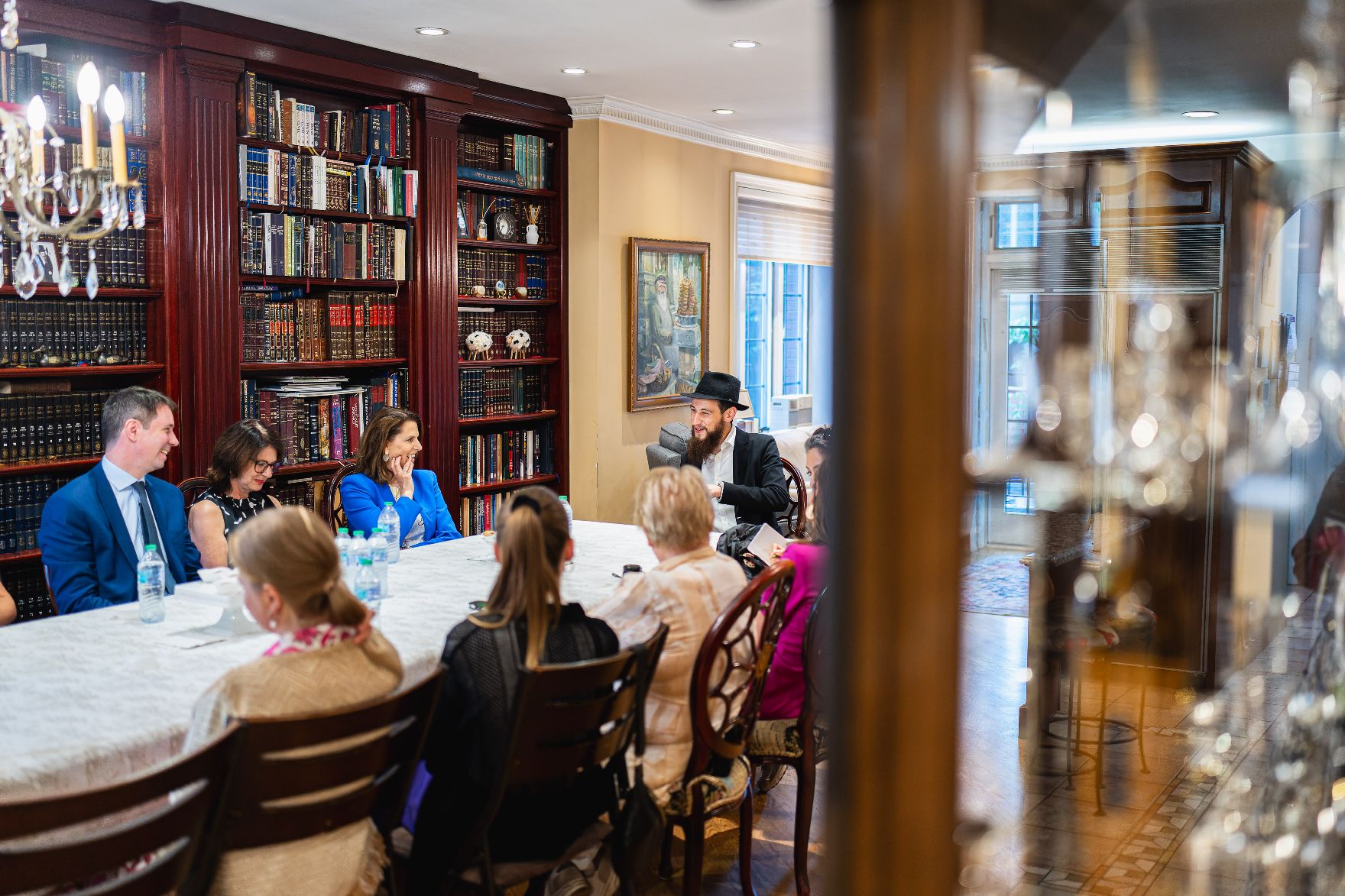 Am 16. Juli 2024 reiste Bundesministerin Karoline Edtstadler (4.v.l.) zu einem mehrtägigen Arbeitsbesuch nach New York. Im Bild bei einem Arbeitsgepräch nach der Hassidic Walking Tour.