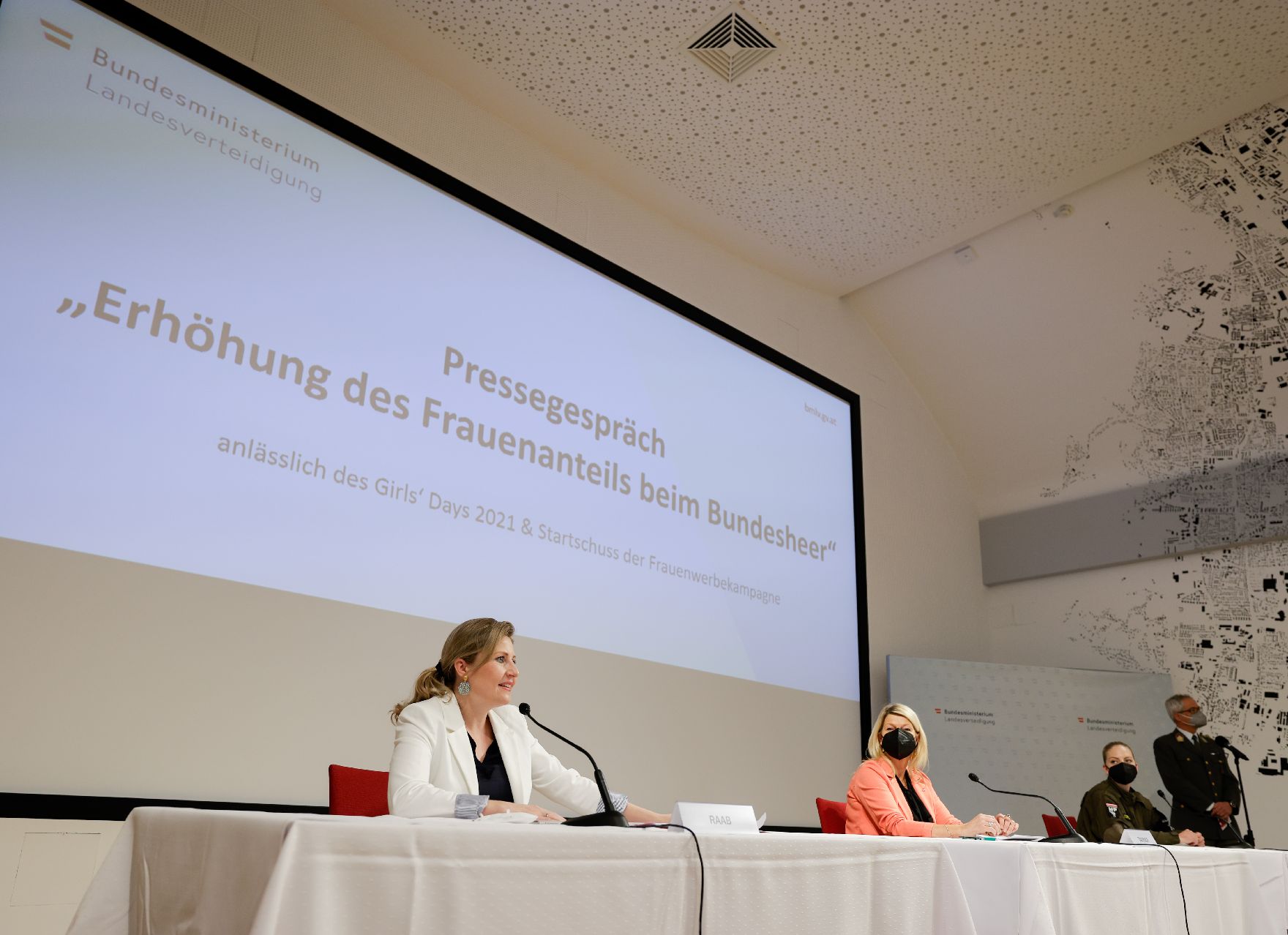 Am 22. April 2021 lud Bundesministerin Susanne Raab (l.) gemeinsam mit Bundesministerin Klaudia Tanner (r.) zu einem Pressegespräch zum Thema „Erhöhung des Frauenanteils beim Bundesheer“.