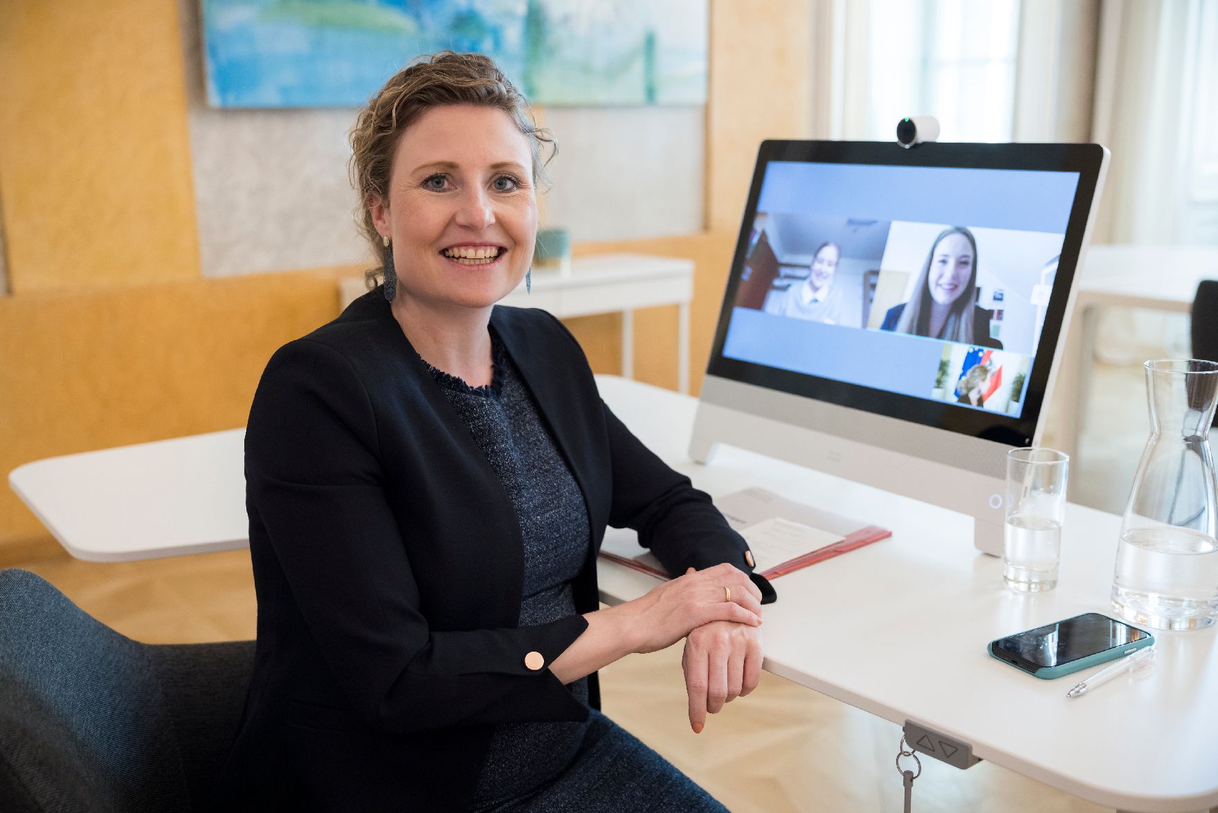 Am 28. April 2021 nahm Bundesministerin Susanne Raab (im Bild) an einer Videokonferenz mit der Bundesschulsprecherin Alexandra Bosek teil.