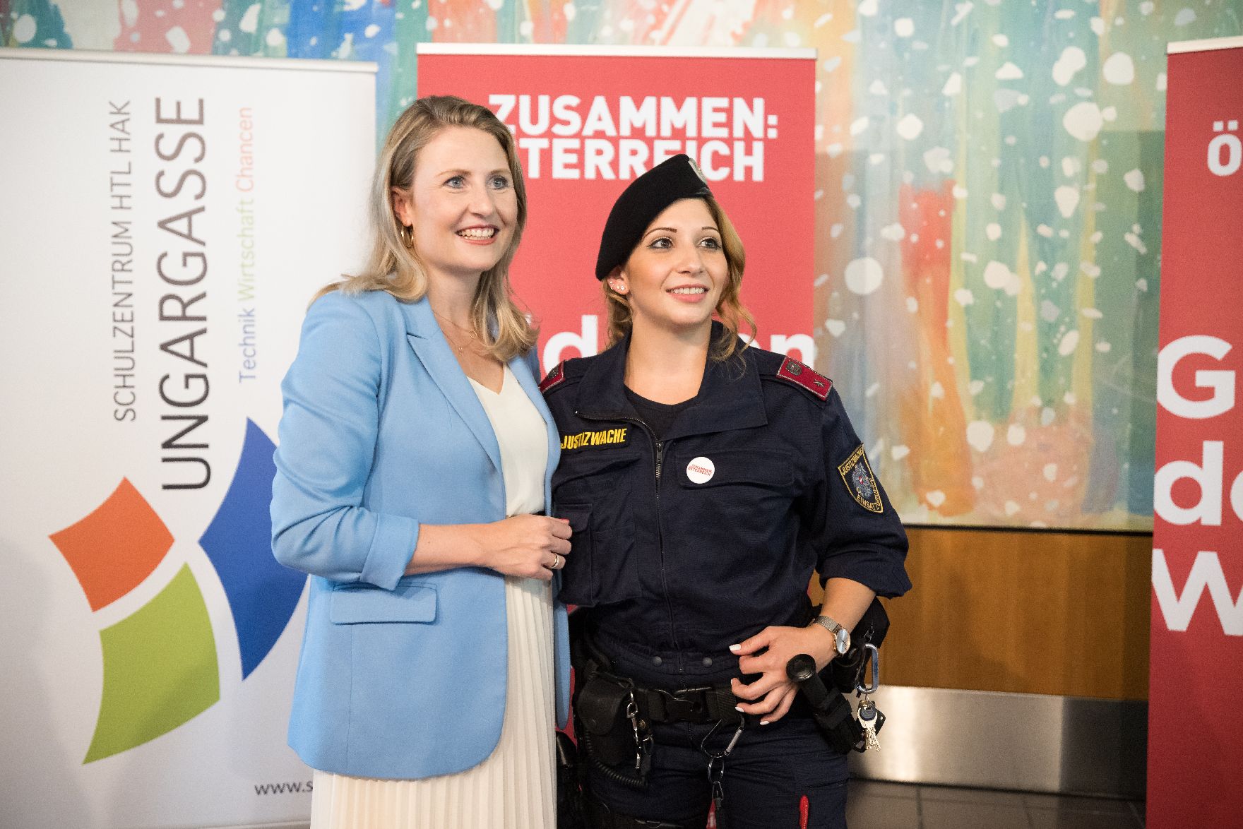 Am 16. September 2021 nahm Bundesministerin Susanne Raab (l.) am ZUSAMMEN:ÖSTERREICH Schulbesuch im Schulzentrum Ungargasse teil.