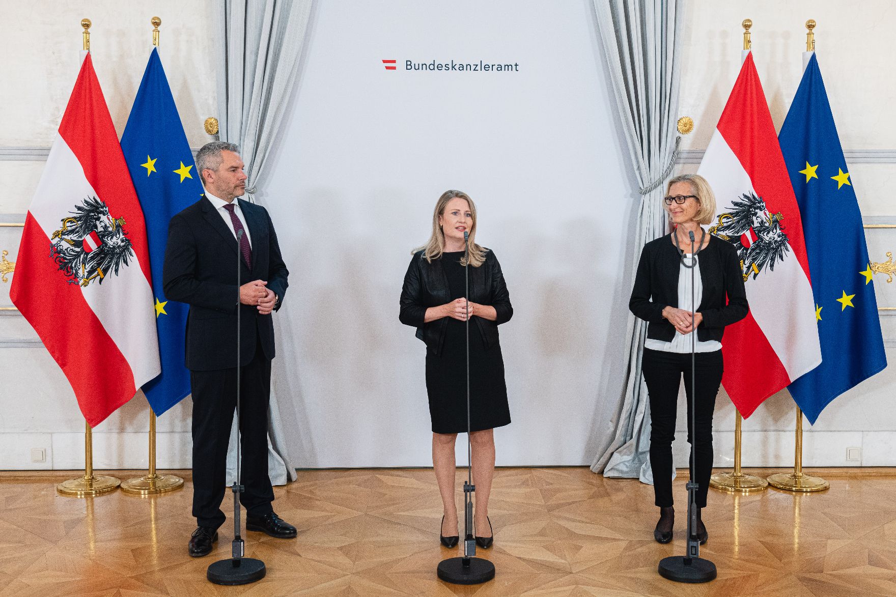Am 1. Oktober 2021 gab Bundesministerin Susanne Raab (m.) gemeinsam mit Bundesminister Karl Nehammer (l.) und einer Vertreterin der Gewaltschutzzentren, Karin Gölly (r.) ein Statement zu Gewaltschutzzentren ab.