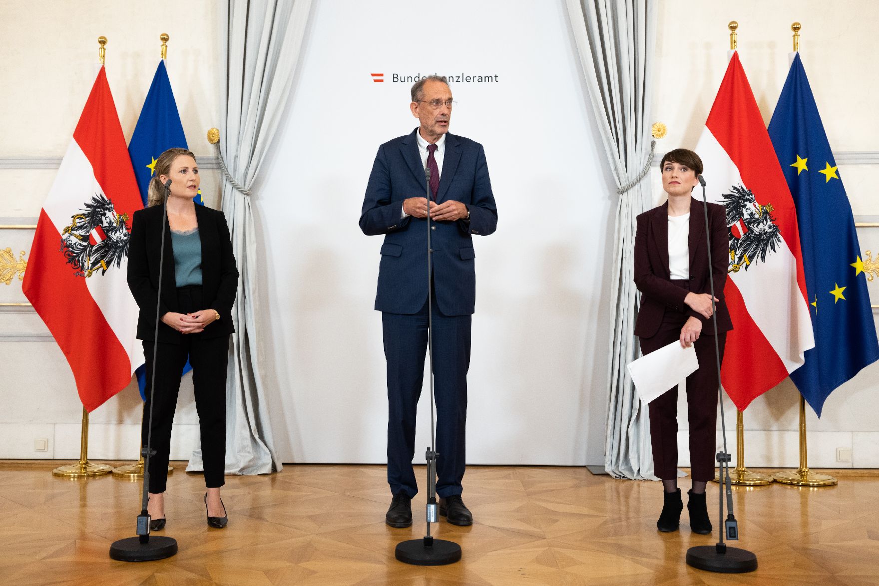 Im Bild Bundesministerin Susanne Raab (l.), Bundesminister Heinz Faßmann (m.) und Klubobfrau Sigrid Maurer (r.) beim Doorstep vor dem Ministerrat am 6. Oktober 2021.