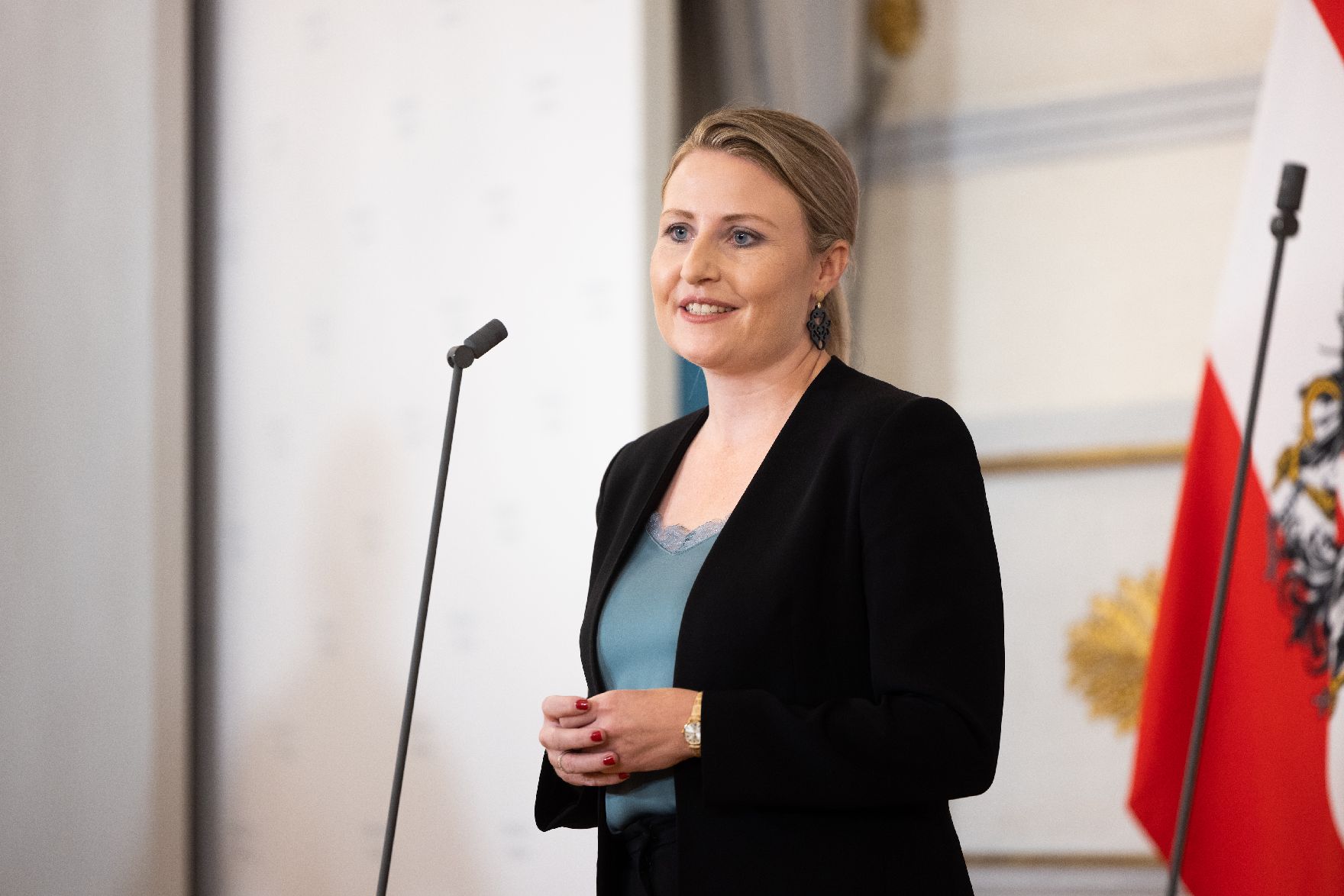 Im Bild Bundesministerin Susanne Raab beim Doorstep vor dem Ministerrat am 6. Oktober 2021.