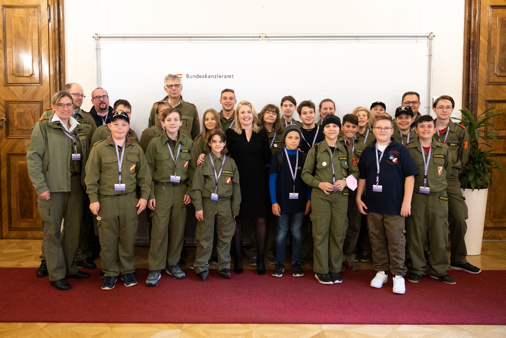 Am 26. Oktober 2021 empfing Bundesministerin Susanne Raab eine Gruppe junger Feuerwehrleute im Bundeskanzleramt.