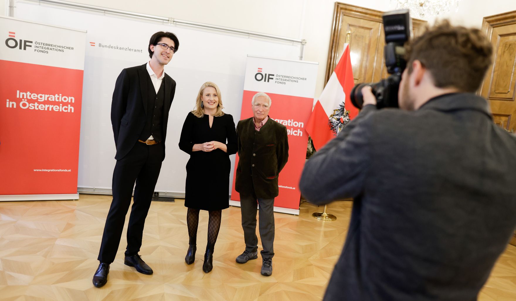 Am 2. November 2021 verlieh Bundesministerin Susanne Raab (m.) gemeinsam mit Gunnar Prokop (r.) und dem ÖIF-Direktor Franz Wolf das Liese Prokop Stipendium an Studierende.