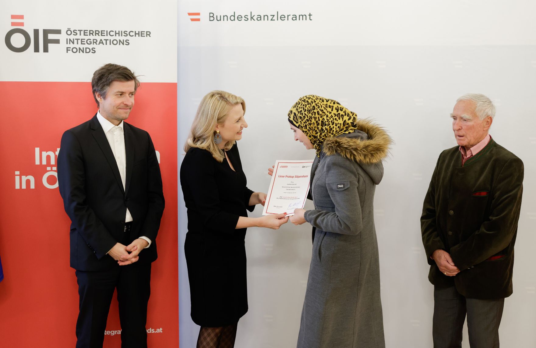 Am 2. November 2021 verlieh Bundesministerin Susanne Raab (m.l.) gemeinsam mit Gunnar Prokop (r.) und dem ÖIF-Direktor Franz Wolf (l.) das Liese Prokop Stipendium an Studierende.
