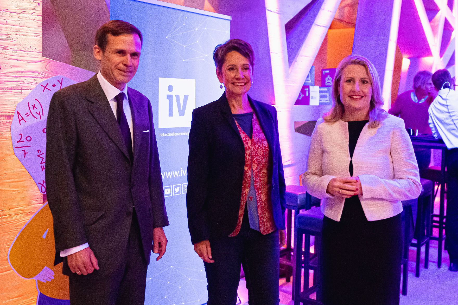 Am 03. November 2021 war Bundesministerin Susanne Raab (r.) bei der Verleihung der MINT Girls Awards.