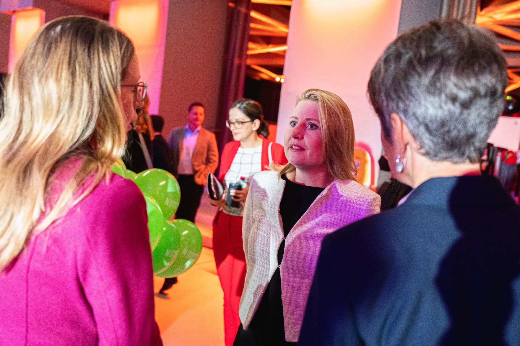 Am 03. November 2021 war Bundesministerin Susanne Raab (m.) bei der Verleihung der MINT Girls Awards. Im Bild mit Bundesministerin Margarete Schramböck (l.) und der Vizepräsidentin der Industriellenvereinigung, Sabine Herlitschka (r.).