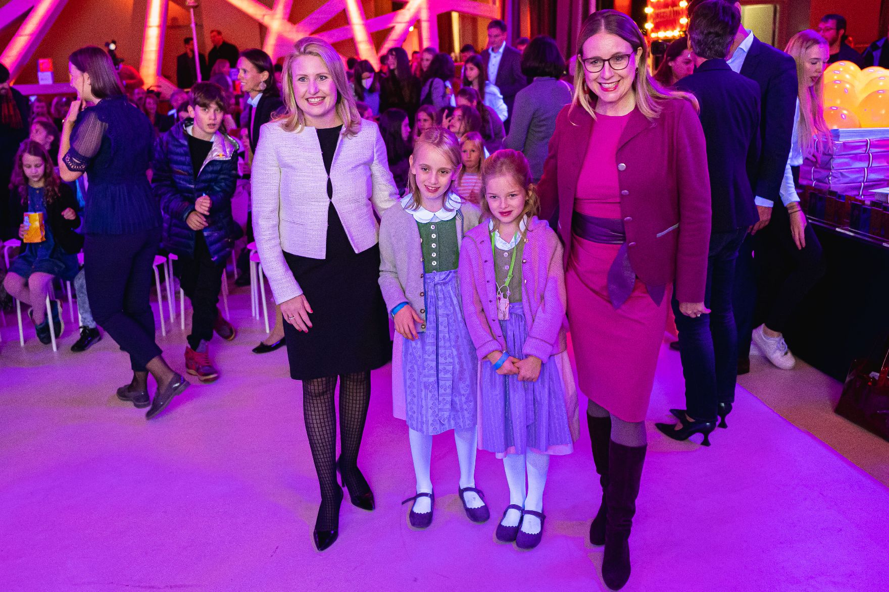 Am 03. November 2021 war Bundesministerin Susanne Raab (l.) bei der Verleihung der MINT Girls Awards. Im Bild mit Bundesministerin Margarete Schramböck (r.).