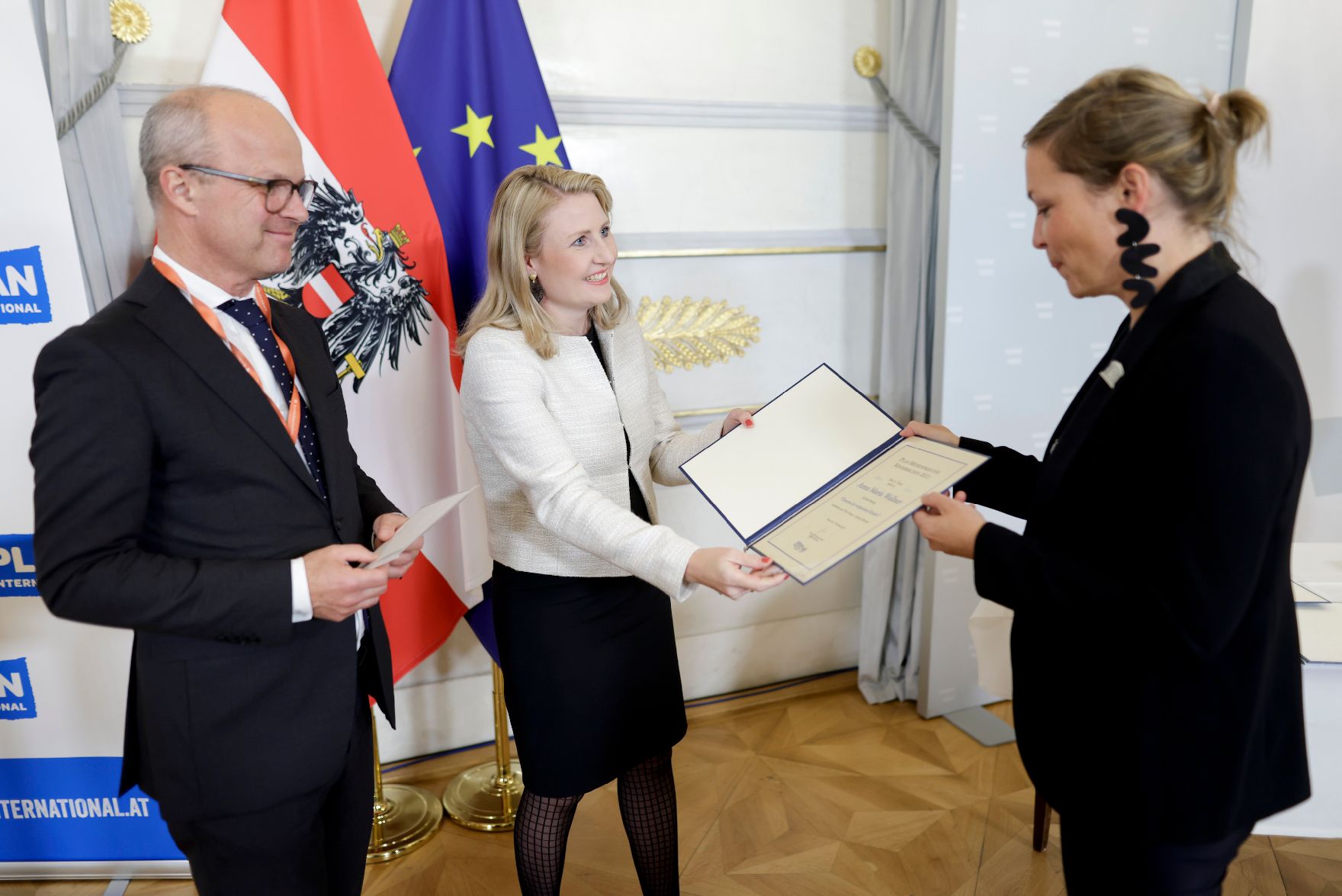 Am 4. November 2021 eröffnete Bundesministerin Susanne Raab (m.) die Verleihung des „Plan Medienpreis für Kinderrechte“ im Bundeskanzleramt.