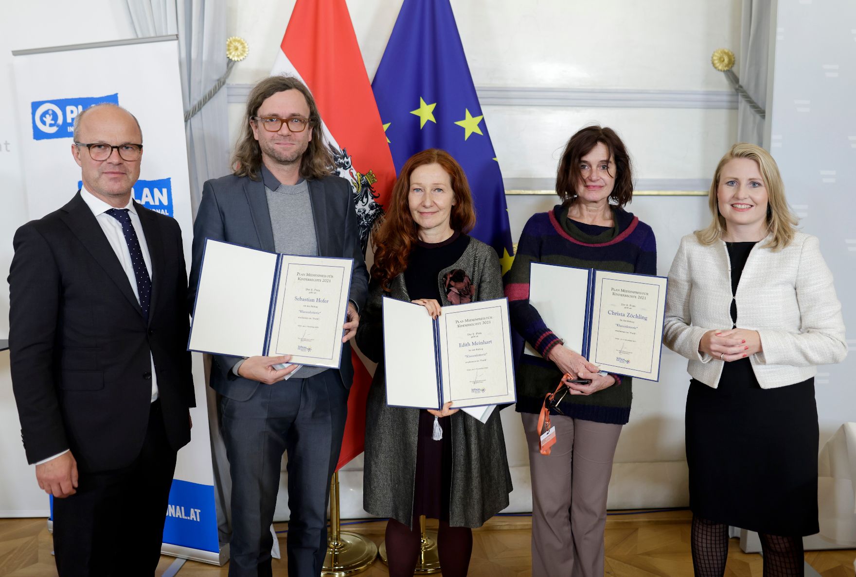 Am 4. November 2021 eröffnete Bundesministerin Susanne Raab (r.) die Verleihung des „Plan Medienpreis für Kinderrechte“ im Bundeskanzleramt.