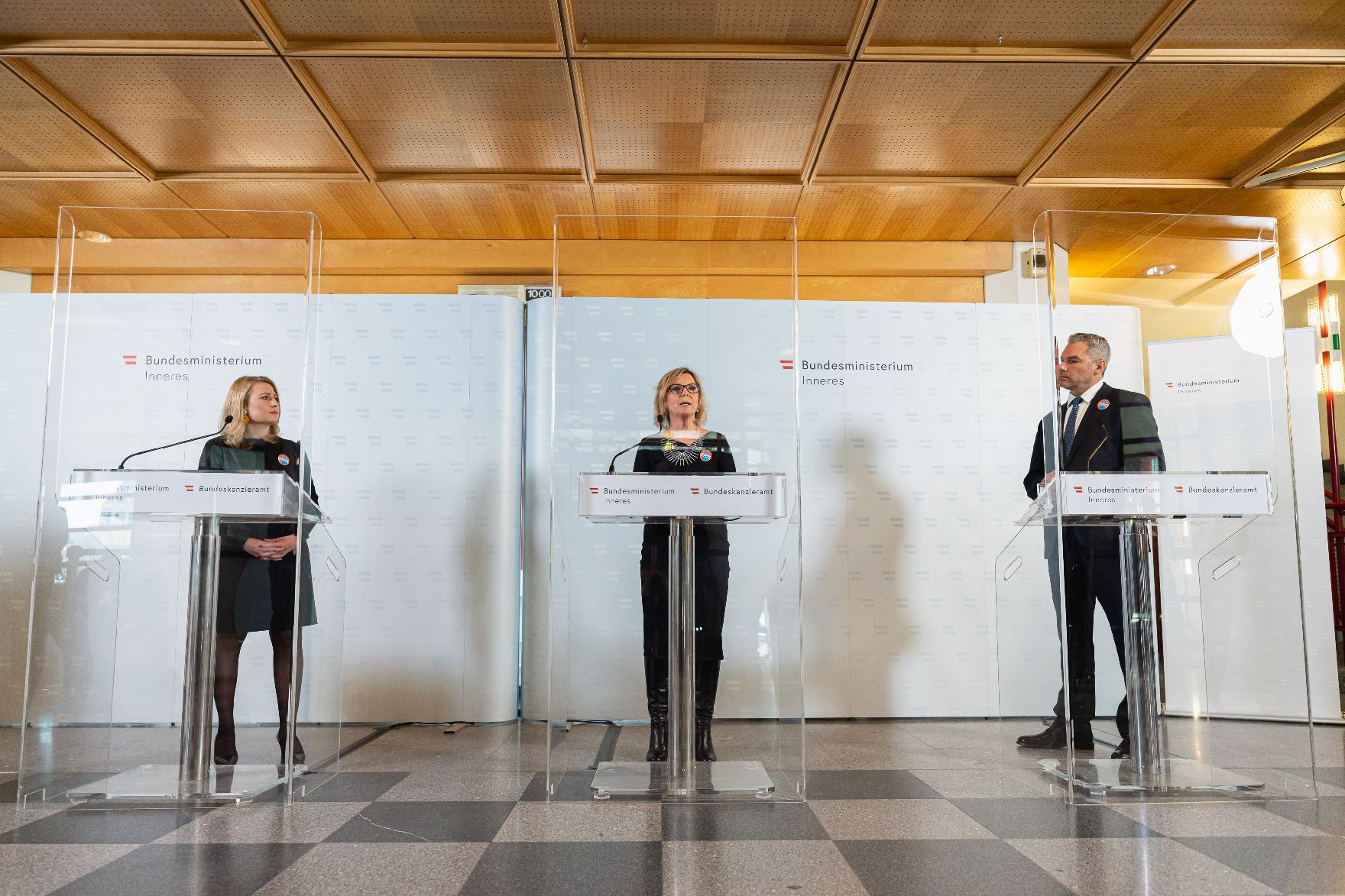 Am 23. November 2021 nahm Bundesministerin Susanne Raab (l.) am 2. Gewaltschutzgipfel teil. Im Bild mit Bundesminister Karl Nehammer (r.) und Gewaltschutzzentren-Vorsitzende Marina Sorgo (m.).
