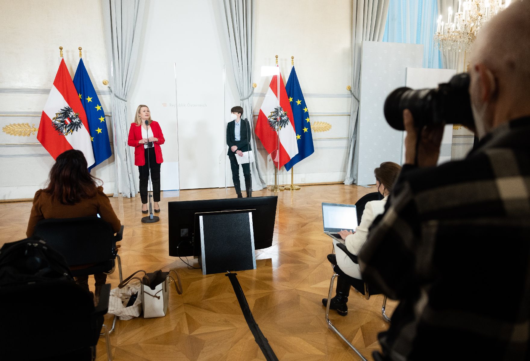 Am 12. Jänner 2022 nahmen Bundesministerin Susanne Raab (l.) und Klubobfrau Sigrid Maurer (r.) am Doorstep vor dem Ministerrat teil.