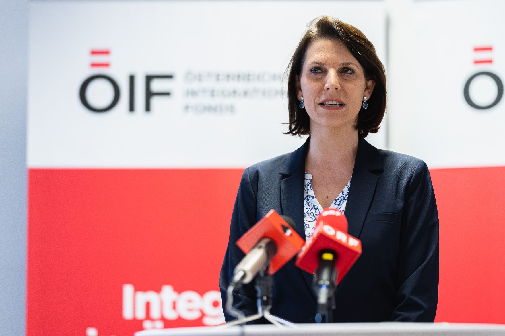 Am 24. Jänner 2022 besuchten Bundesministerin Karoline Edtstadler (im Bild) und Bundesministerin Susanne Raab einen Workshop des ÖIF.