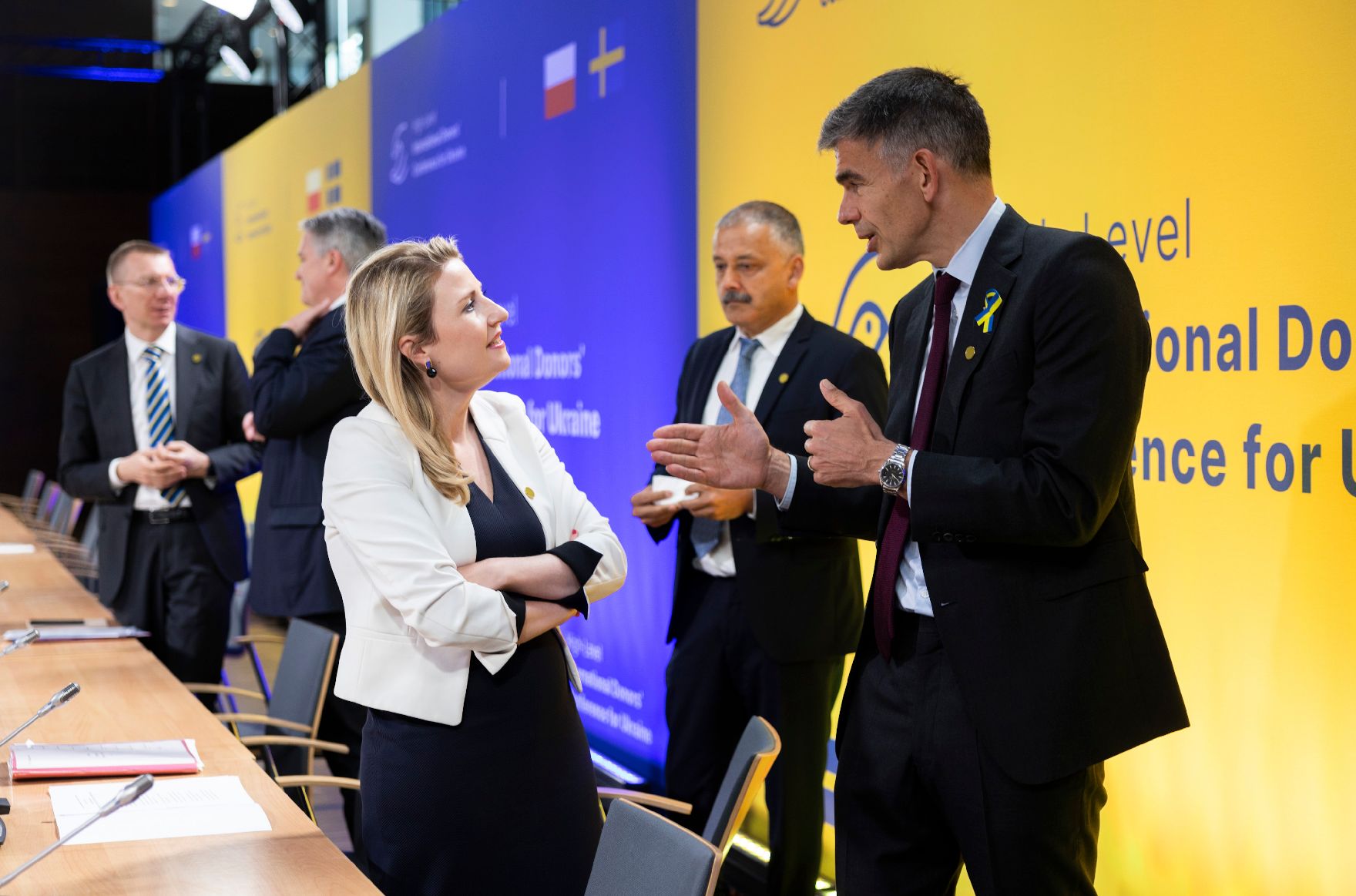 Am 5. Mai 2022 reiste Bundesministerin Susanne Raab (l.) zu einem Arbeitsbesuch nach Warschau. Im Bild am bei der Hochrangigen Internationalen Geberkonferenz für die Ukraine.