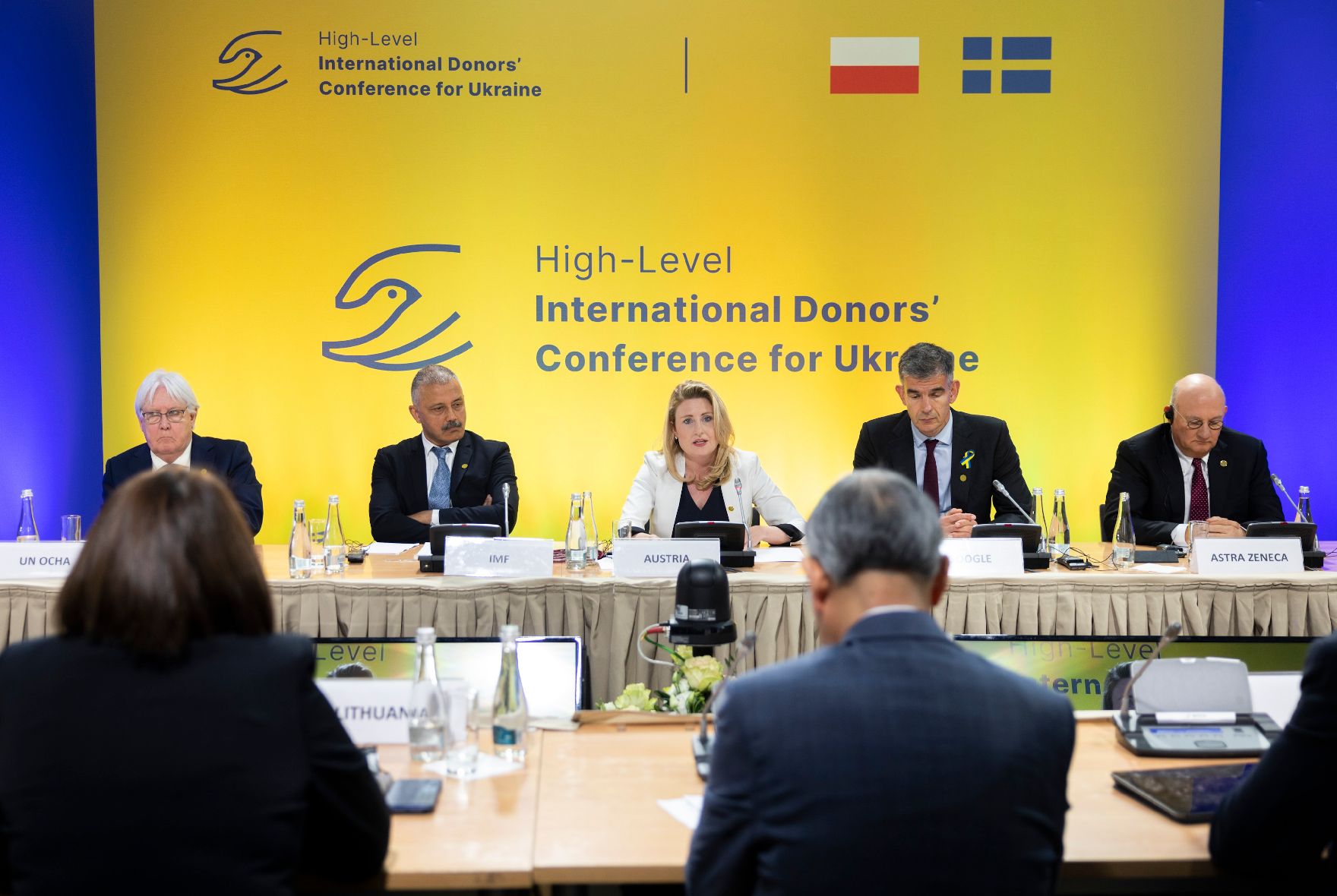Am 5. Mai 2022 reiste Bundesministerin Susanne Raab (3.v.l.) zu einem Arbeitsbesuch nach Warschau. Im Bild am bei der Hochrangigen Internationalen Geberkonferenz für die Ukraine.