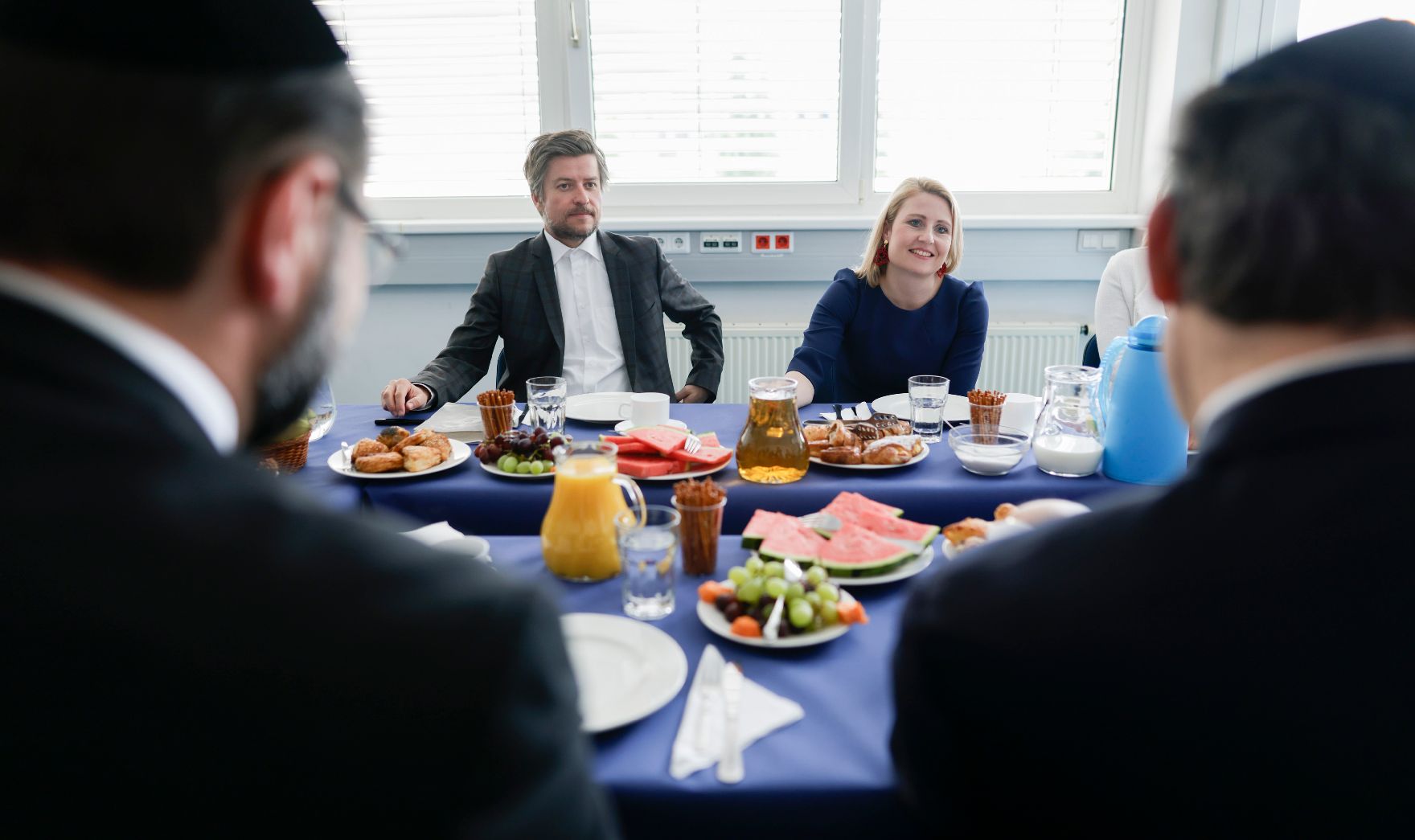 Am 24. Mai 2022 besuchte Bundesministerin Susanne Raab (r.) das Jüdische Berufliche Bildungszentrum in Wien. Im Bild mit dem ÖIF-Direktor Franz Wolf (l.).
