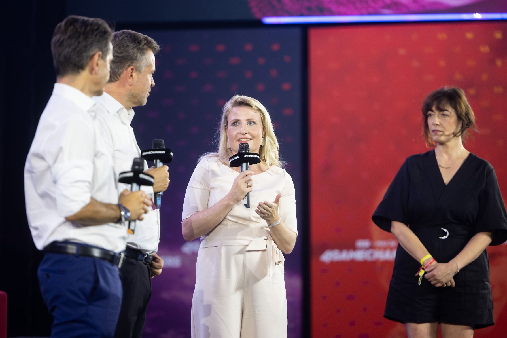 Am 30. Juni 2022 war Bundesministerin Susanne Raab (m.) beim 4 Game Changers Festival.