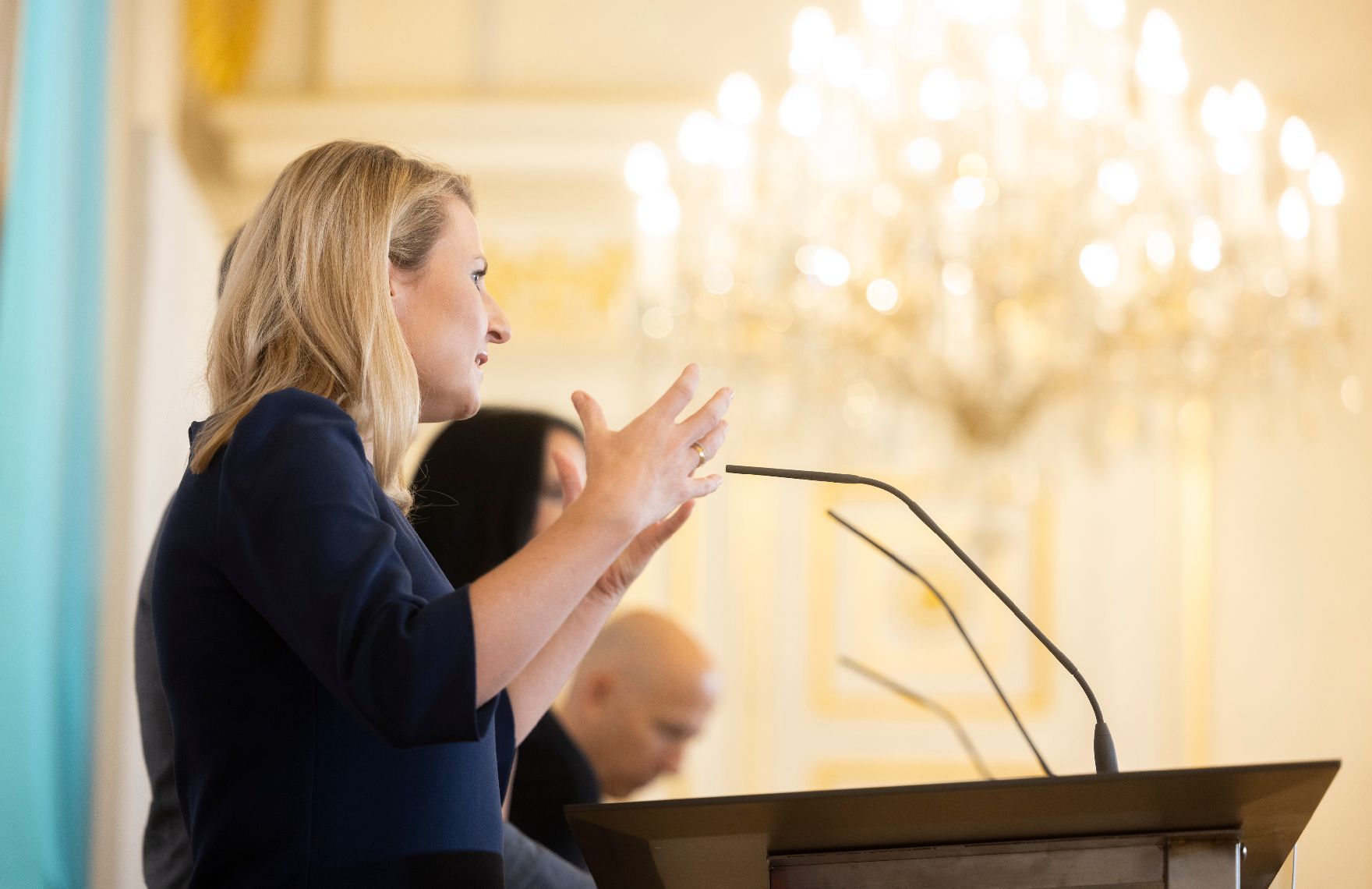 Am 5. Juli 2022 fand eine Pressekonferenz zum Thema „Anreizmodelle für Film- und Fernsehproduktionen“ im Bundeskanzleramt statt. Im Bild Bundesministerin Susanne Raab.