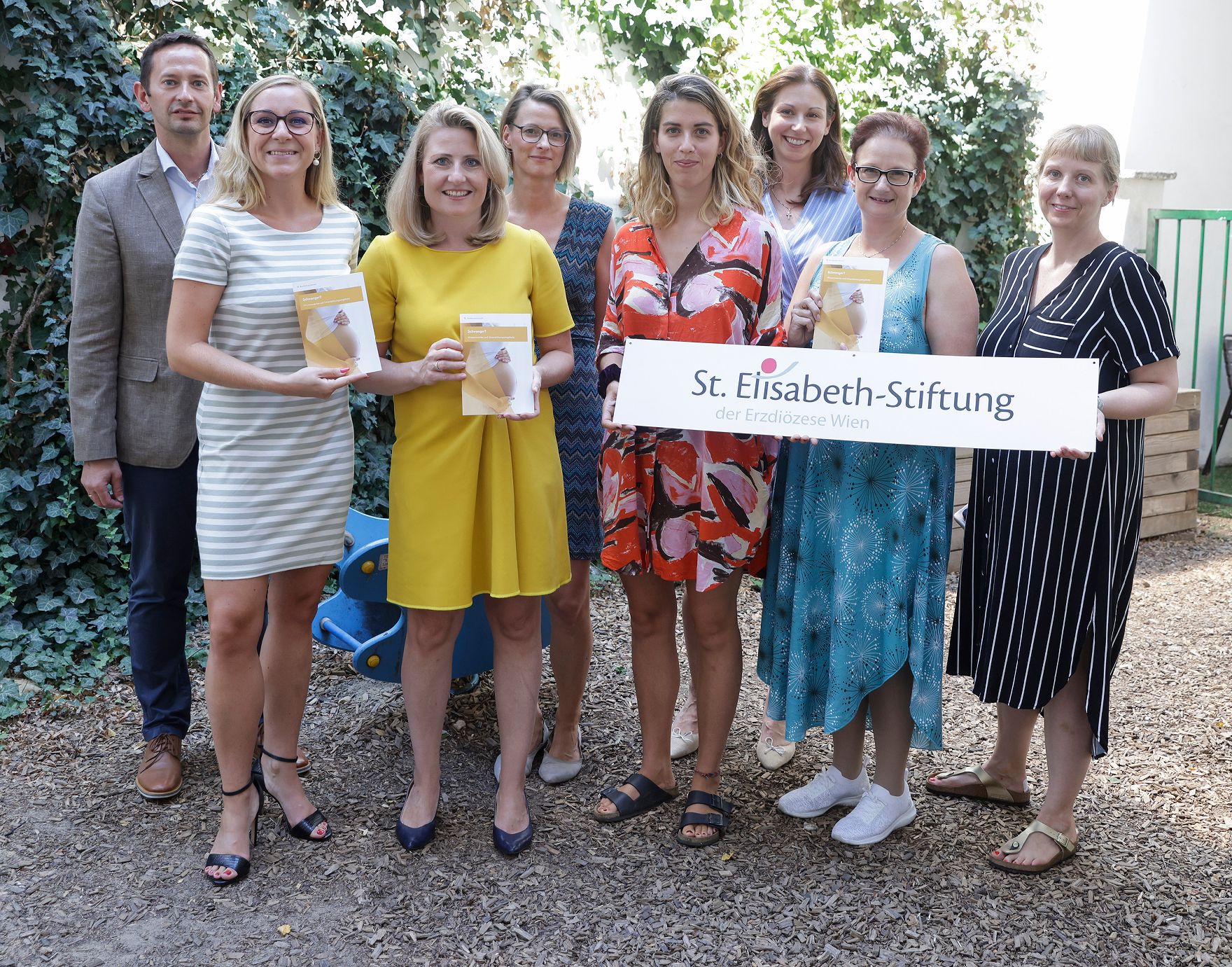 Am 25. Juli 2022 besuchte Bundesministerin Susanne Raab (im Bild) die Familien-, Rechts- und Schwangerenberatungsstelle der St. Elisabeth-Stiftung - Erzdiözese Wien.