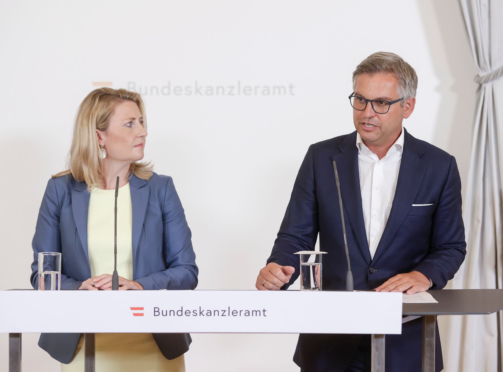 Am 2. August 2022 gab Bundesministerin Susanne Raab (l.) gemeinsam mit Bundesminister Magnus Brunner (r.) eine Pressekonferenz zum Startschuss für Sonder-Familienbeihilfe des Anti-Teuerungspakets.