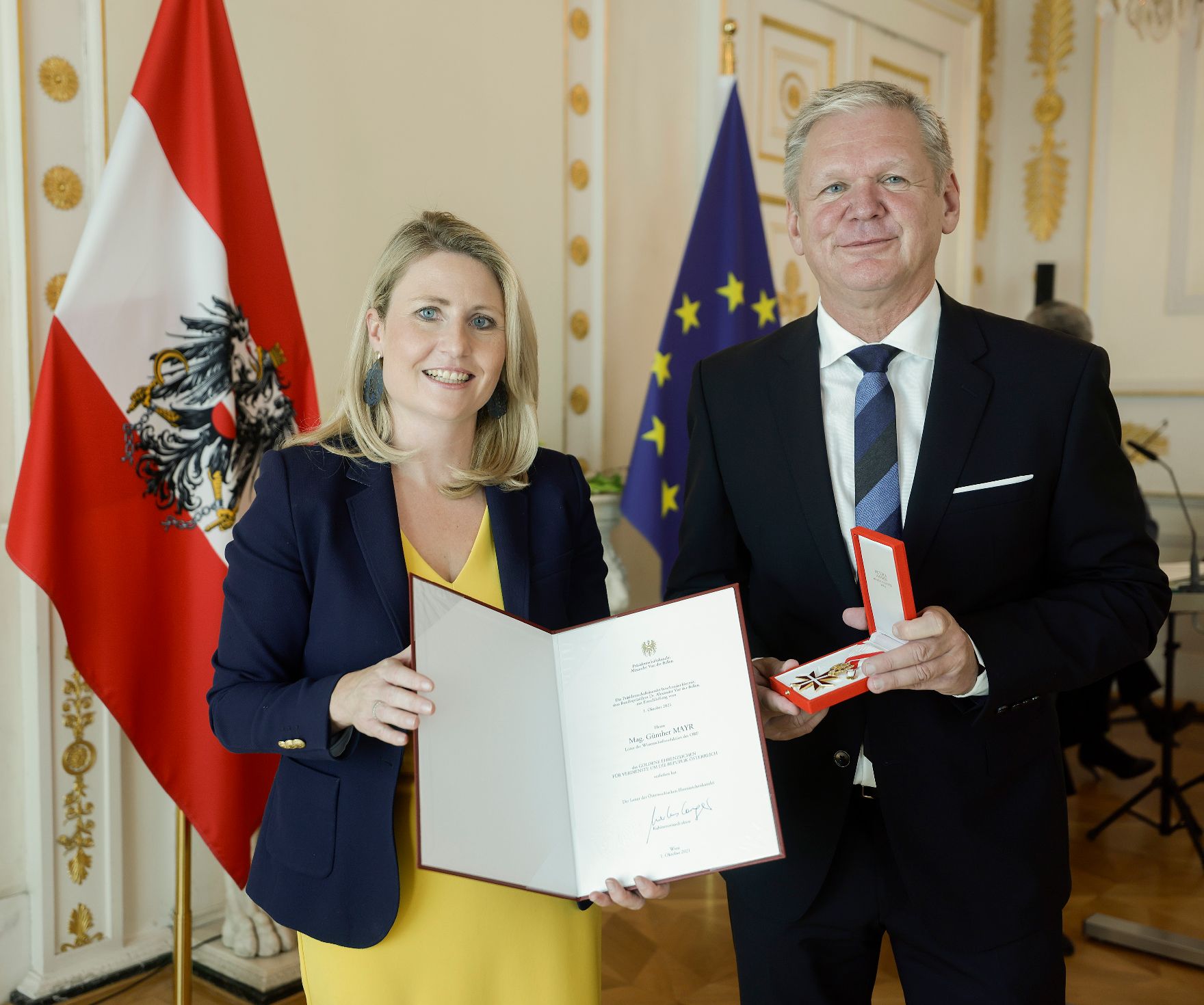 Am 19. September 2022 verlieh Bundesministerin Susanne Raab (l.) Ehrenzeichen an Medienschaffende im Bundeskanzleramt.