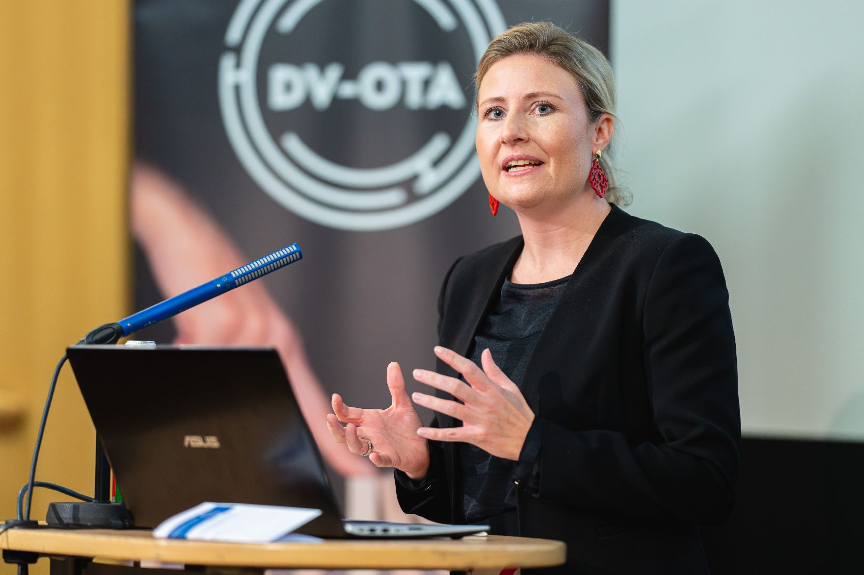 Am 30. September 2022 nahm Bundesministerin Susanne Raab (im Bild) an der Eröffnung der Fachtagung des Dachverbandes Opferschutzorientierte Täterarbeit teil.