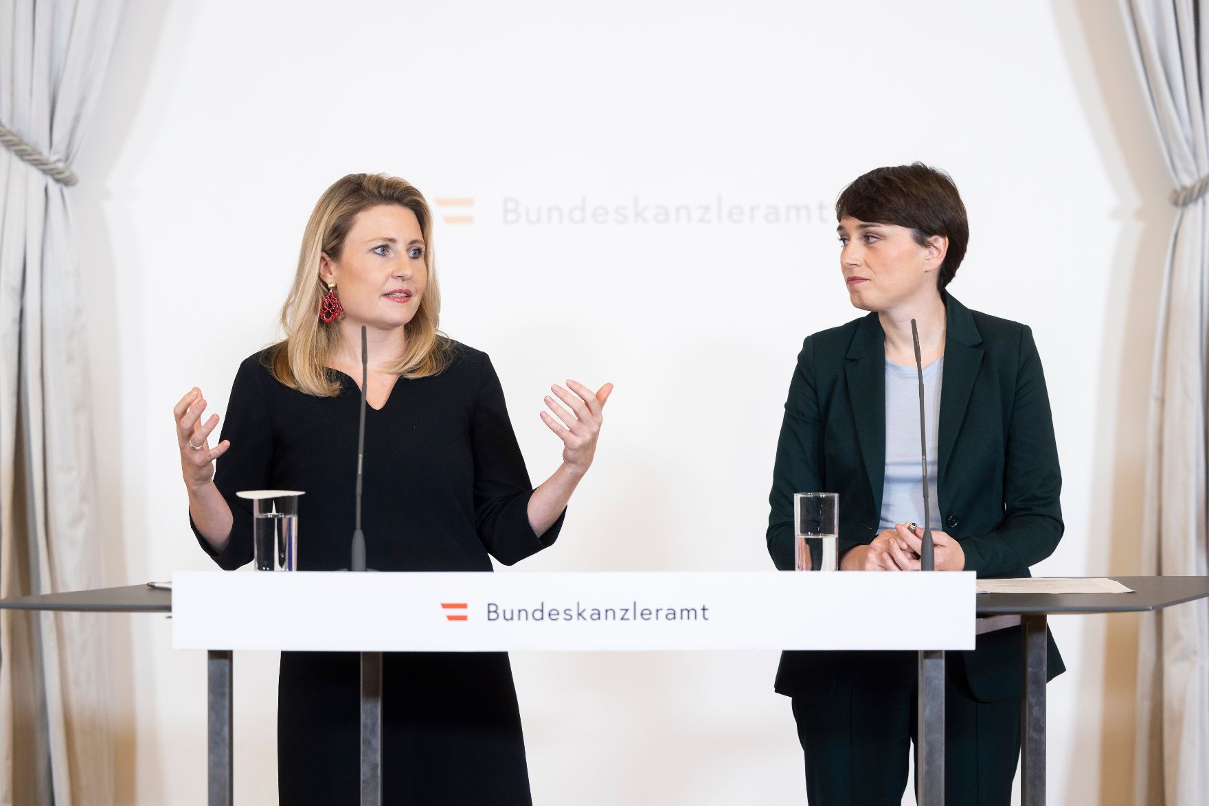 Am 5. Oktober 2022 nahmen Bundesministerin Susanne Raab (l.) und Klubobfrau Sigrid Maurer (r.) am Pressefoyer nach dem Ministerrat teil.