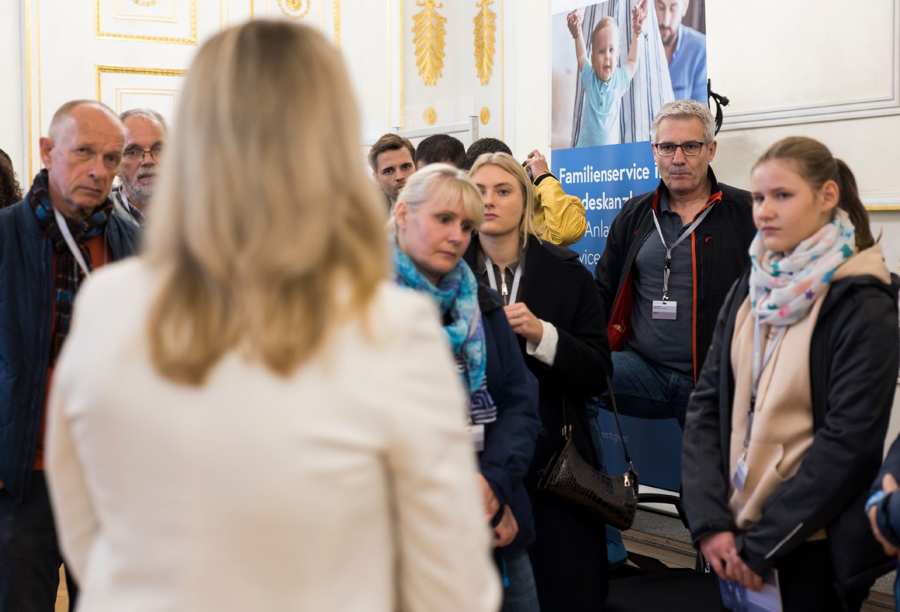 Am 26. Oktober 2022 empfing Bundesministerin Susanne Raab Besucherinnen und Besucher im Bundeskanzleramt.
