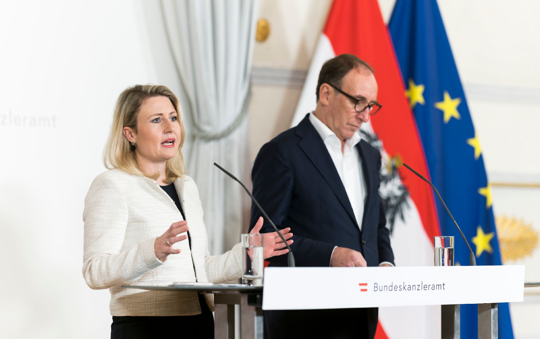 Am 23. November 2022 nahmen Bundesministerin Susanne Raab (l.) und Bundesminister Johannes Rauch (r.) am Pressefoyer nach dem Ministerrat teil.